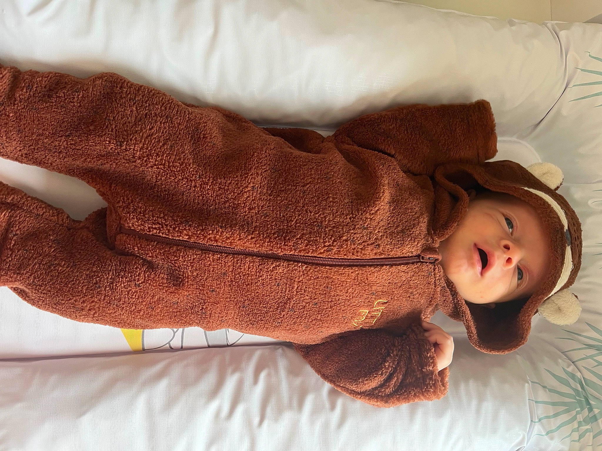 Milan participe au concours pour gagner de l'argent avec cette photo : baby, baby_sleeping, baby_toddler_clothing, child, comfort, elbow, eye, flooring, fur, gesture, headwear, human_body, human_leg, linens, person, sleeve, textile, toddler, wood, wool
