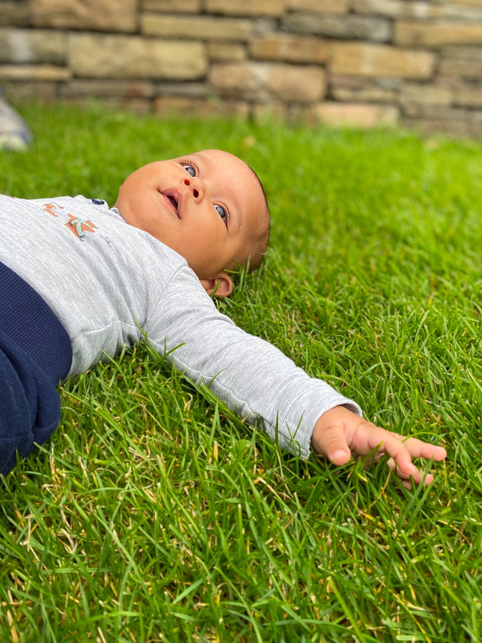 Armand a rejoint le concours — aidez-le/la à gagner de superbes lots ! child, field, finger, flooring, fun, grass, grass_family, grassland, groundcover, happy, landscape, lawn, leisure, meadow, people_in_nature, person, plant, prairie, sitting, smile