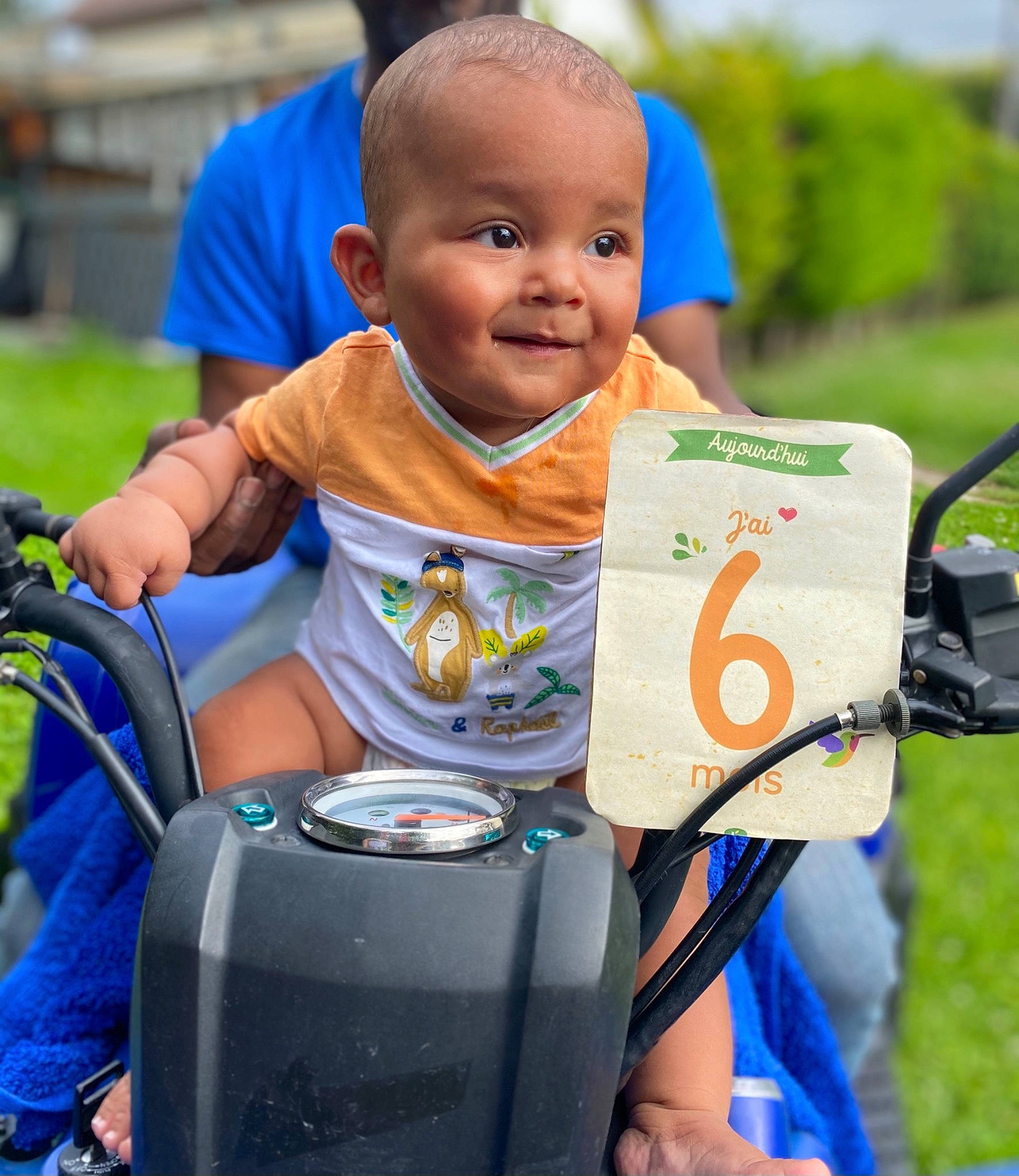 Armand participe au concours pour gagner de l'argent avec cette photo : baby, baby_carriage, blue, child, community, electric_blue, facial_expression, fun, grass, hand, happy, joy, leaf, leisure, motor_vehicle, person, plant, product, recreation, summer