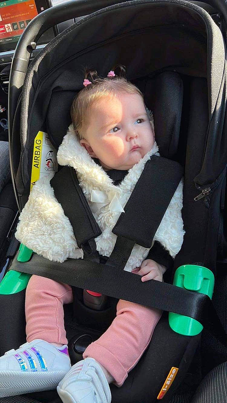 Angelina participe au concours pour gagner de l'argent avec cette photo : auto_part, baby, baby_carriage, baby_in_car_seat, baby_products, baby_toddler_clothing, black, car_seat, car_seat_cover, cheek, child, comfort, head_restraint, lap, person, seat_belt, sitting, sock, steering_wheel, toddler