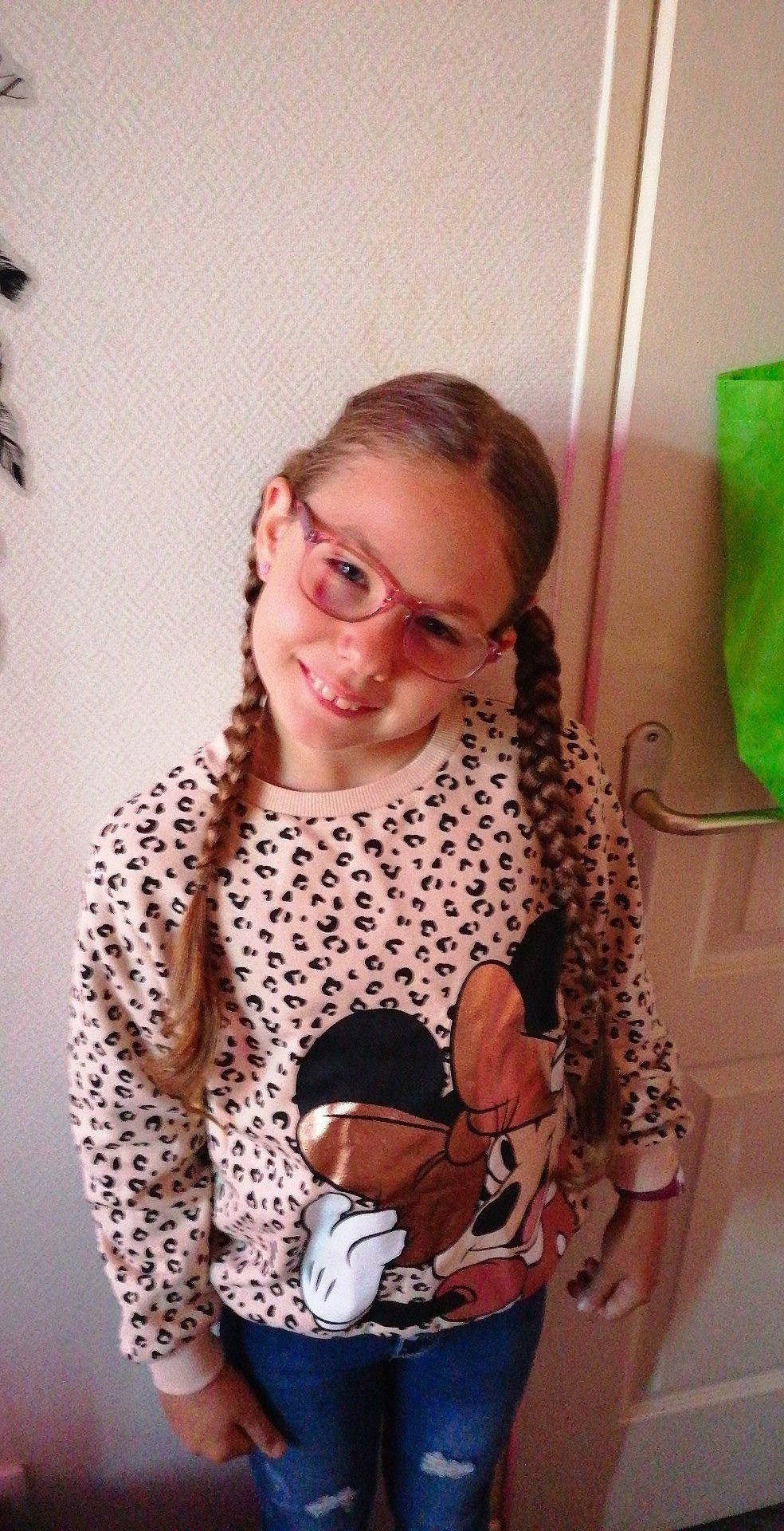 Liloo participe au concours pour gagner de l'argent avec cette photo : cool, eyewear, face, finger, gesture, glasses, hairstyle, hand, happy, head, human_body, joint, joy, neck, outerwear, person, shoulder, sleeve, smile, sunglasses