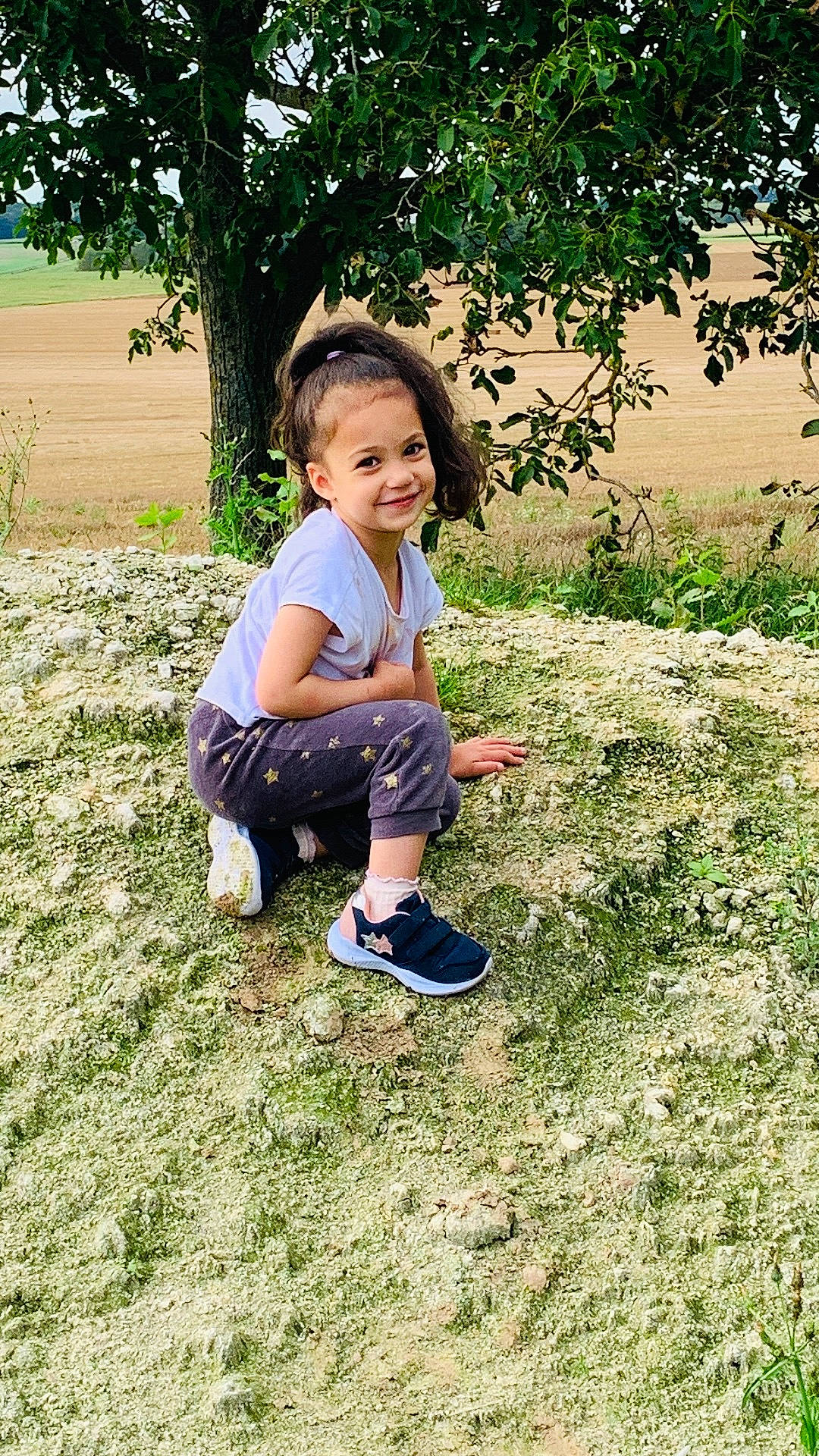 Elia a rejoint le concours — aidez-le/la à gagner de superbes lots ! baby_toddler_clothing, botany, child, fun, grass, grass_family, grassland, groundcover, happy, joy, lawn, leaf, leisure, meadow, people_in_nature, person, plant, recreation, sitting, smile