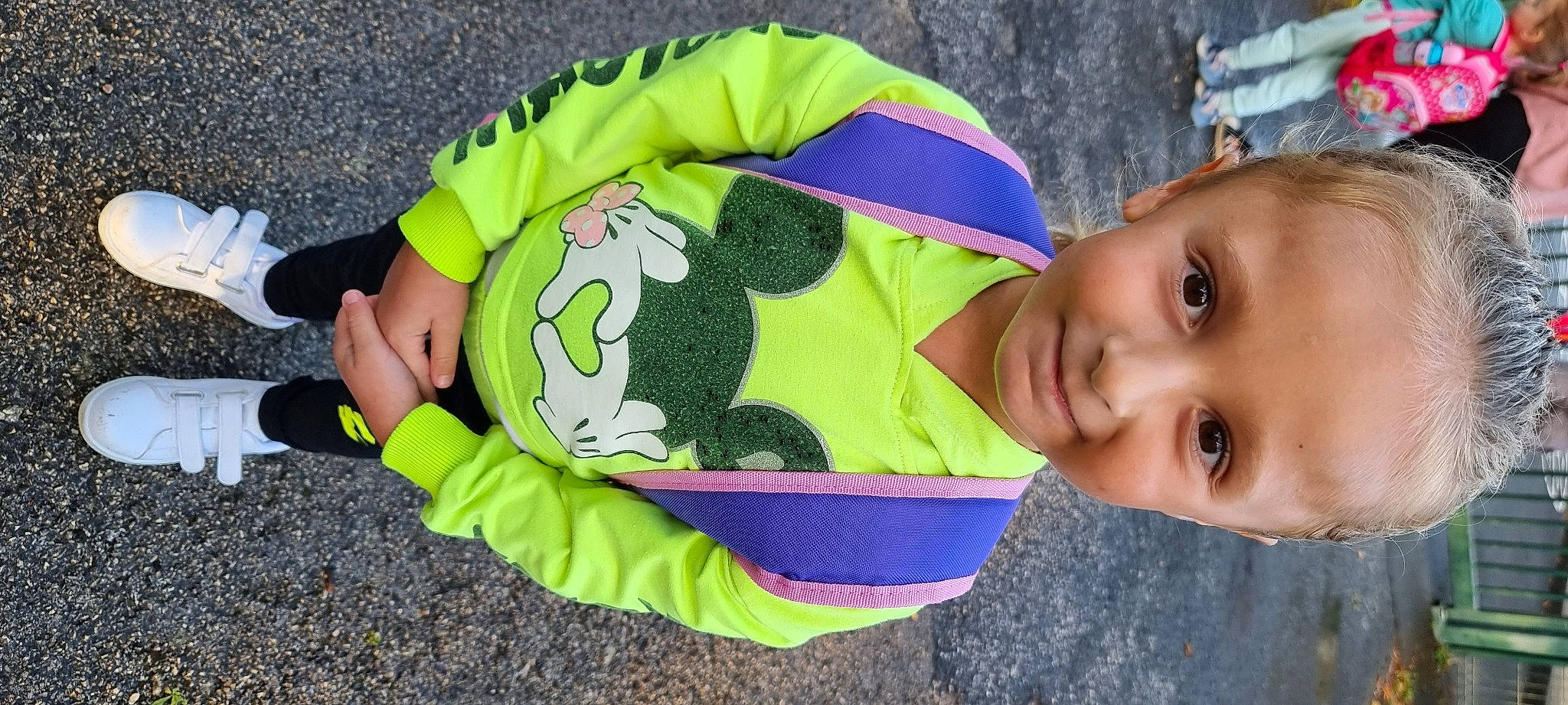 Mya a rejoint le concours — aidez-le/la à gagner de superbes lots ! baby, baby_products, baby_sleeping, baby_toddler_clothing, beanie, cap, child, fashion_accessory, fun, grass, happy, headgear, joy, knit_cap, leisure, pattern, person, personal_protective_equipment, play, sitting