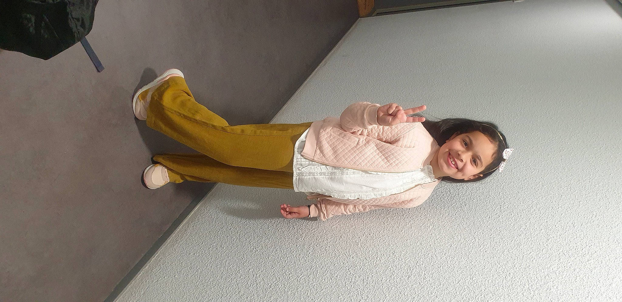 Tesnime participe au concours pour gagner de l'argent avec cette photo : barefoot, child, comfort, elbow, floor, flooring, foot, fun, hardwood, human_leg, joint, joy, knee, linens, person, room, sitting, smile, sock, thigh