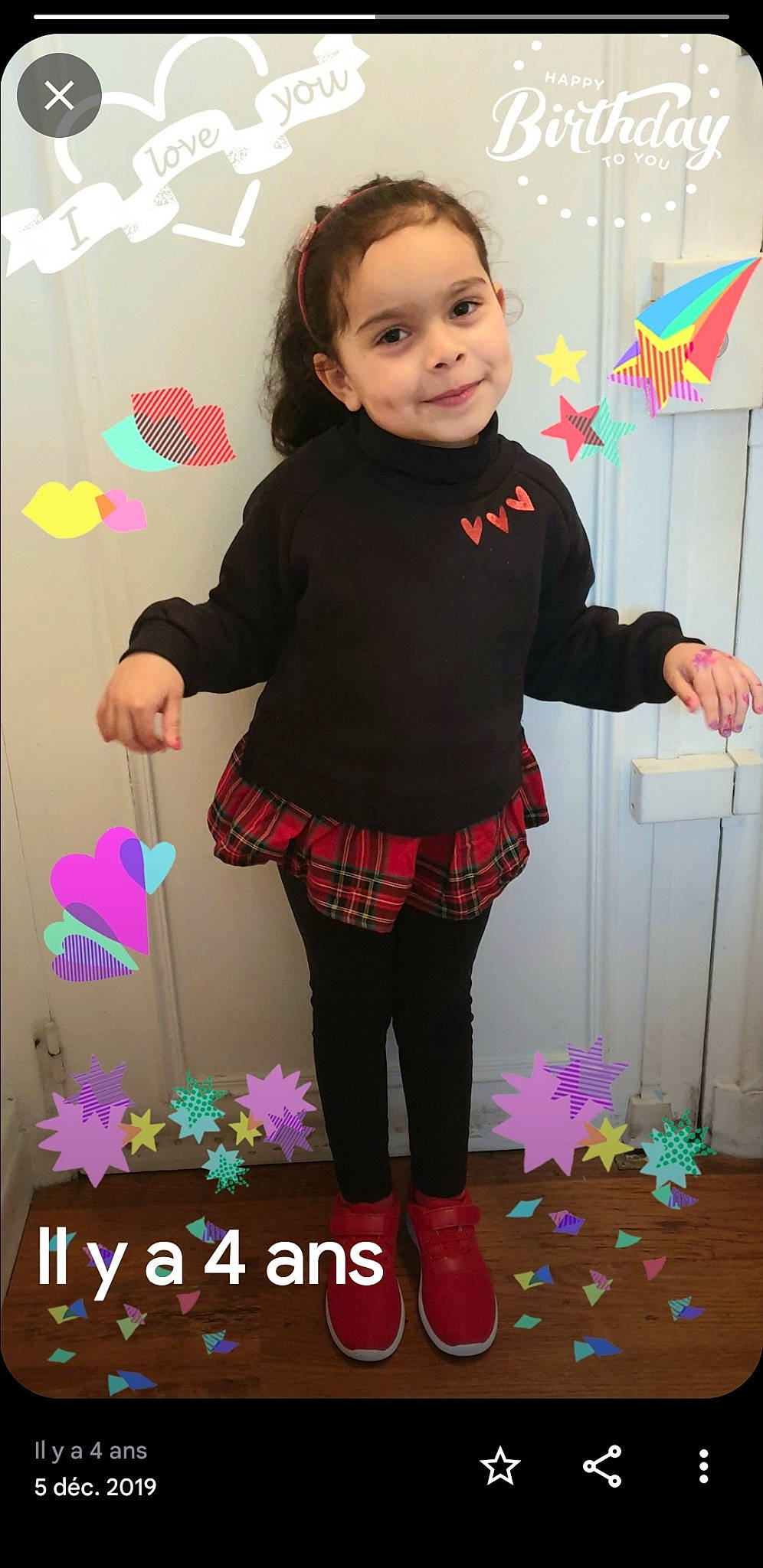 Tesnime a rejoint le concours — aidez-le/la à gagner de superbes lots ! baby_toddler_clothing, balloon, child, event, fun, happy, joy, magenta, party_supply, pattern, person, pink, plant, purple, room, sleeve, smile, standing, t_shirt, tartan