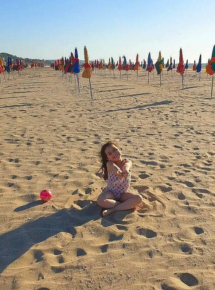 Tesnime participe au concours pour gagner de l'argent avec cette photo : beach, body_of_water, fun, holiday, horizon, joy, landscape, leg, leisure, morning, natural_environment, people_in_nature, people_on_beach, person, sand, shore, shorts, sky, sports, summer