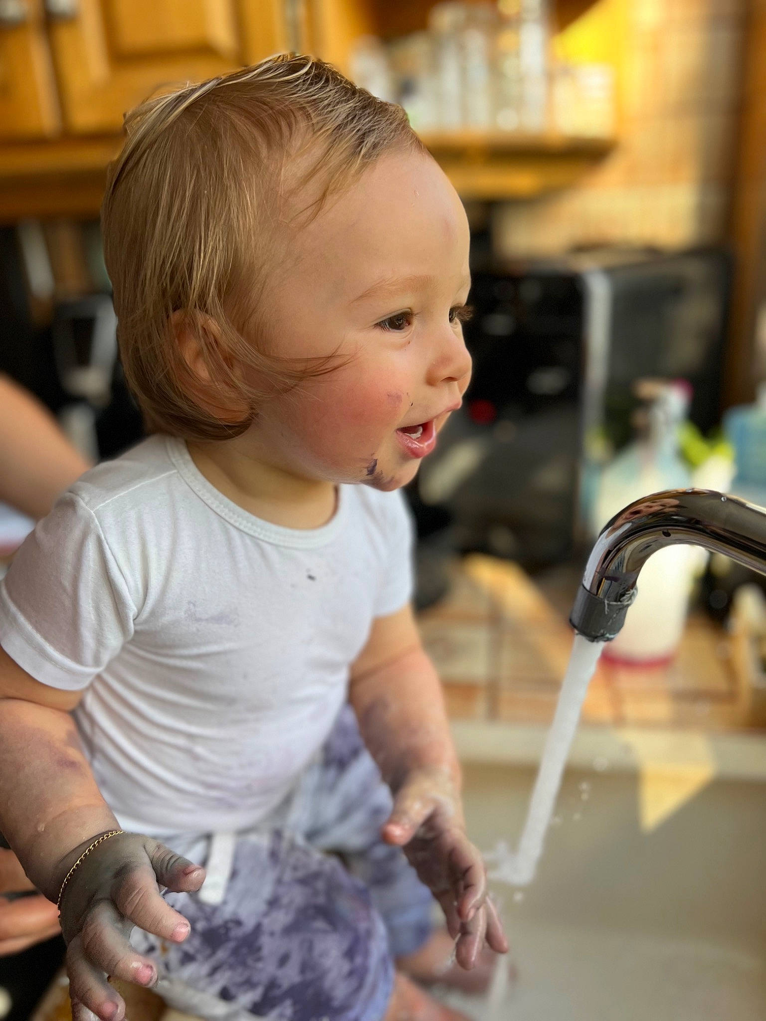 Maël a rejoint le concours — aidez-le/la à gagner de superbes lots ! baby, baby_toddler_clothing, chair, cheek, child, fun, hair, happy, head, iris, people, person, play, sitting, skin, smile, standing, t_shirt, toddler, vacation