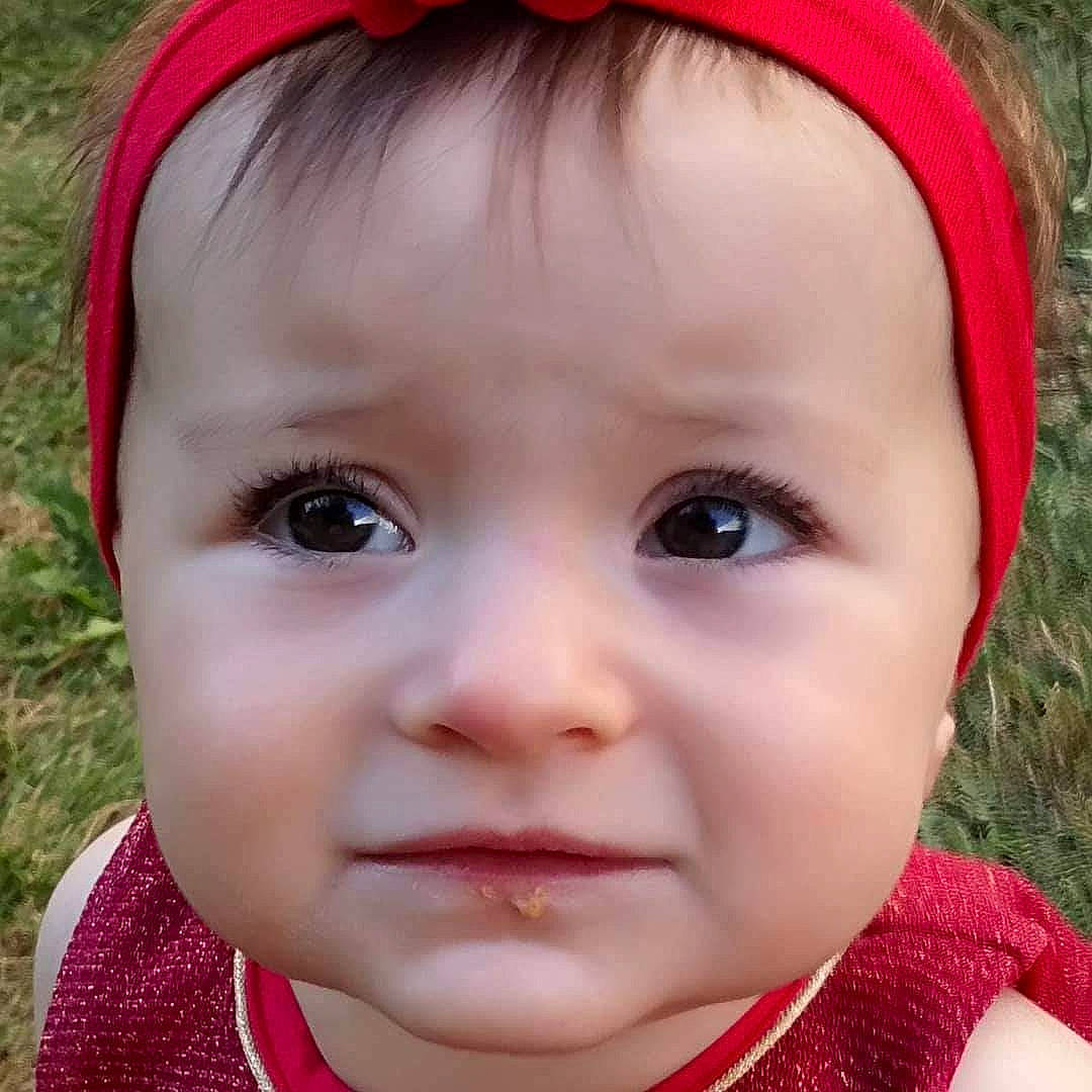 Rosalie a rejoint le concours — aidez-le/la à gagner de superbes lots ! baby, beauty, cheek, child, chin, close_up, eye, eyebrow, face, facial_expression, forehead, hair, head, lip, mouth, nose, person, pink, red, skin