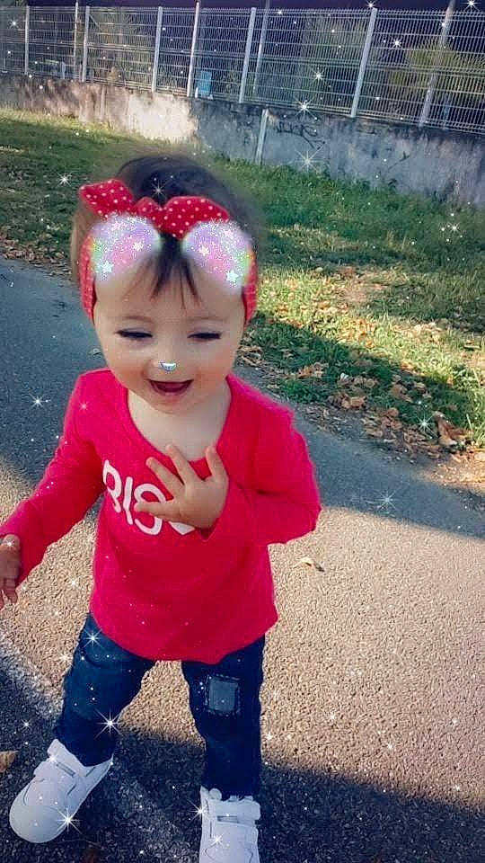 Rosalie participe au concours pour gagner de l'argent avec cette photo : cheek, child, cool, forehead, fun, happy, head, joy, lip, nose, person, pink, plant, play, smile, standing, toddler