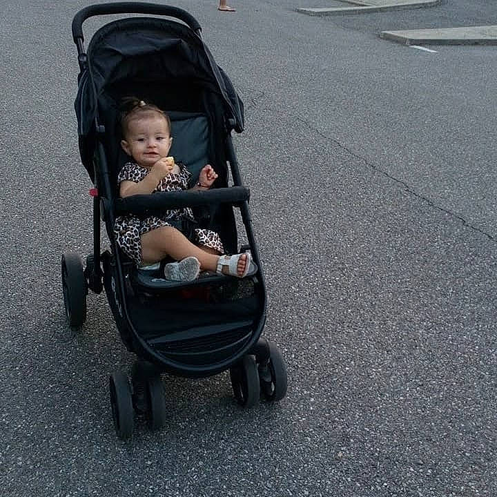 Rosalie a rejoint le concours — aidez-le/la à gagner de superbes lots ! baby_carriage, baby_products, child, person, product, vehicle