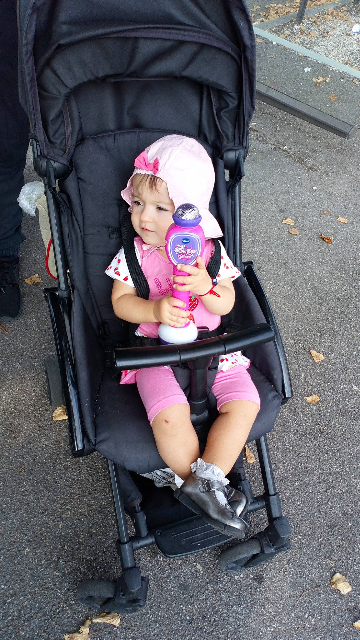 Rosalie a rejoint le concours — aidez-le/la à gagner de superbes lots ! baby_carriage, baby_products, headwear, leg, person, pink, product, sitting