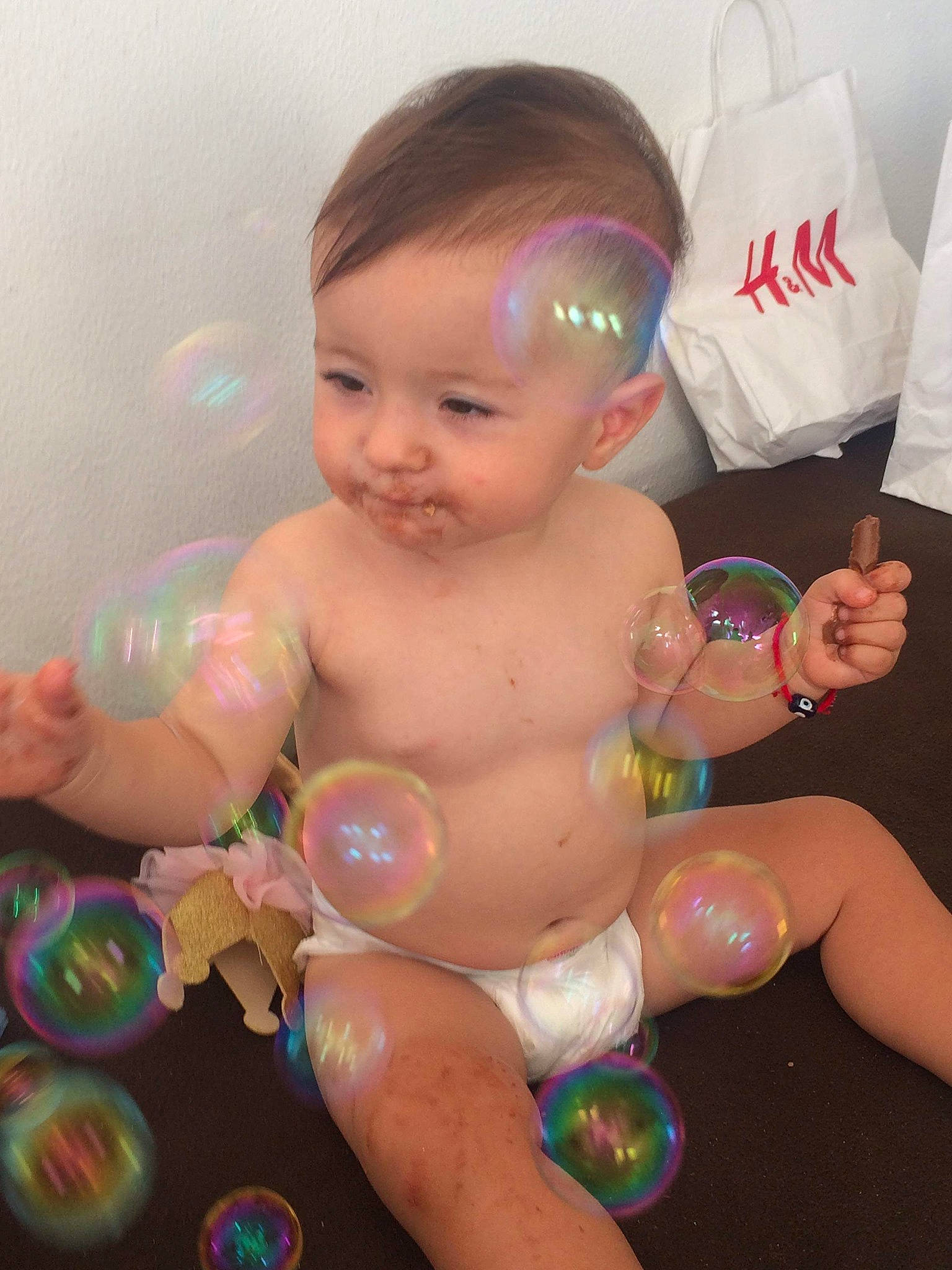 Rosalie a rejoint le concours — aidez-le/la à gagner de superbes lots ! baby, bathing, child, finger, fun, hand, liquid_bubble, nail, person, play, product, skin, toddler