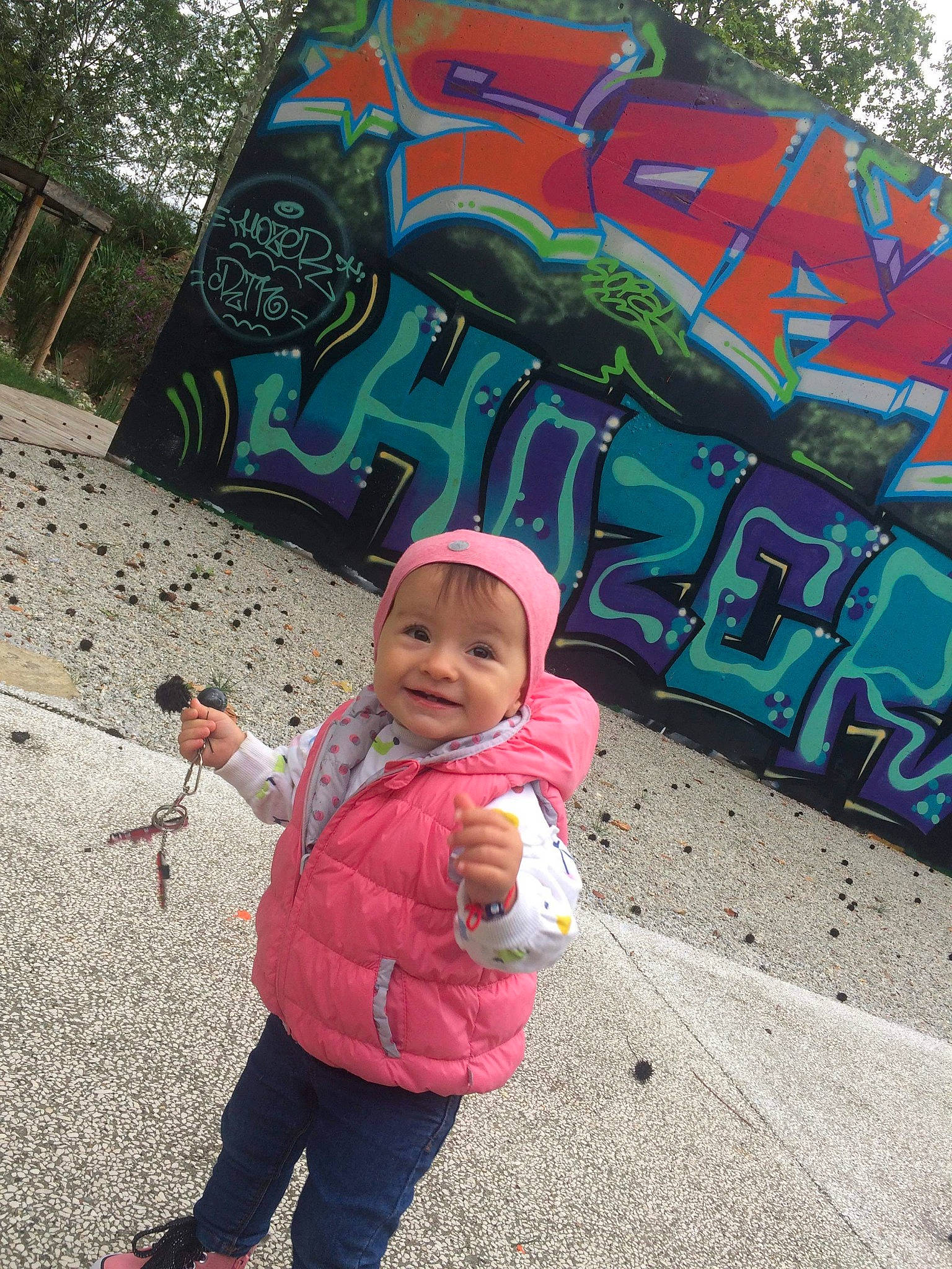 Rosalie a rejoint le concours — aidez-le/la à gagner de superbes lots ! art, child, cool, fun, graffiti, headwear, joy, leisure, mural, person, photography, play, street_art, toddler, tree, vacation, wall