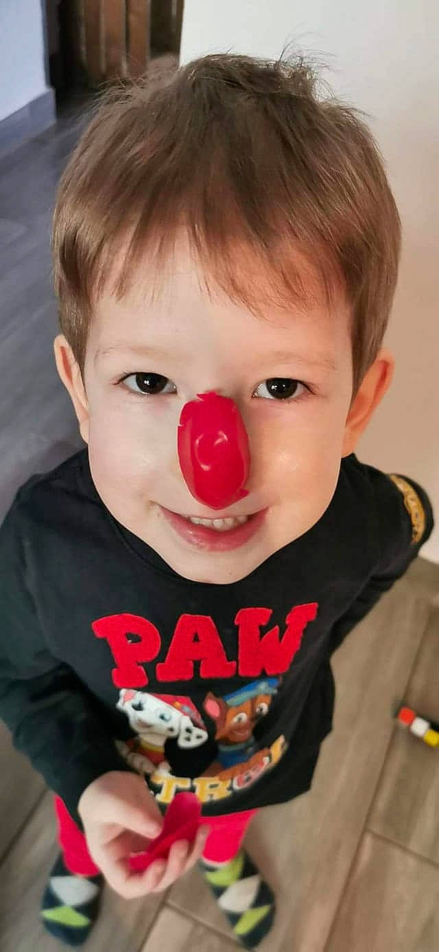 Nael participe au concours pour gagner de l'argent avec cette photo : child, lip, nose, performing_arts, person, smile, toddler