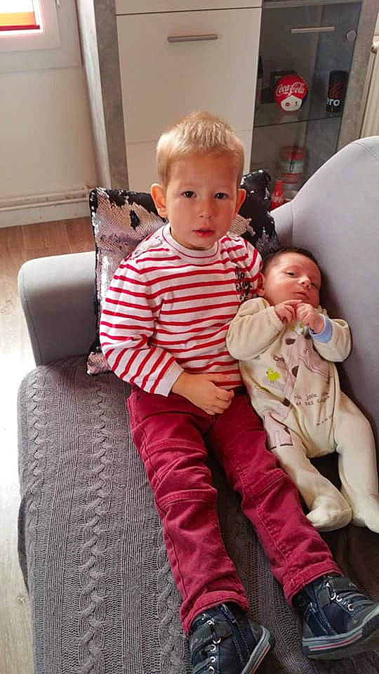 Nael participe au concours pour gagner de l'argent avec cette photo : baby, baby_products, cheek, child, comfort, lap, person, product, sitting, skin, toddler