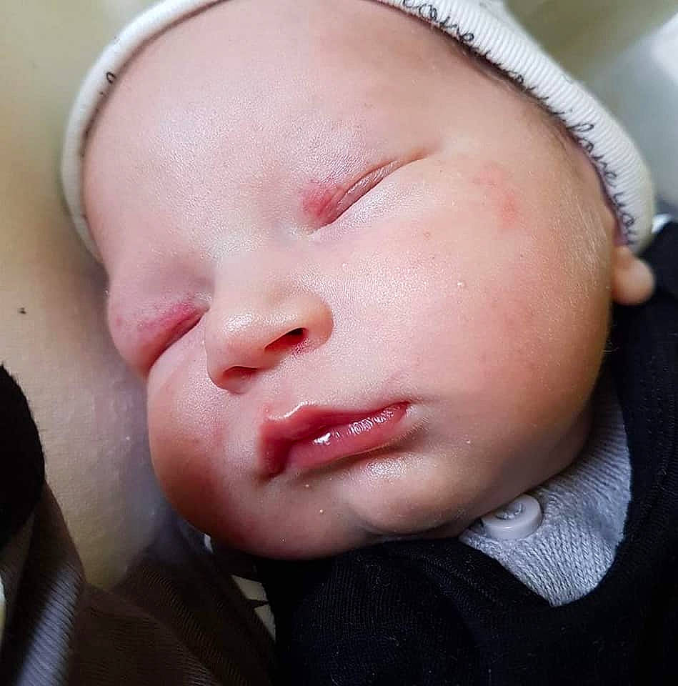 Nael a rejoint le concours — aidez-le/la à gagner de superbes lots ! baby, baby_sleeping, cheek, child, chin, close_up, ear, eye, eyebrow, eyelash, face, forehead, head, jaw, lip, mouth, nose, person, skin, sleep