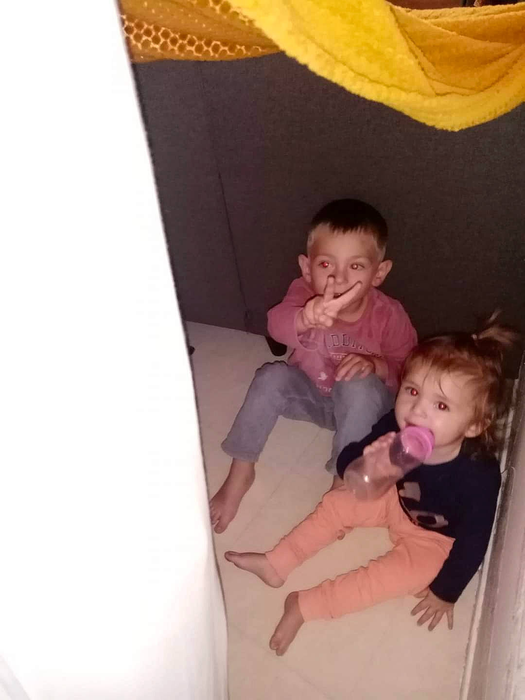 Laureanne a rejoint le concours — aidez-le/la à gagner de superbes lots ! baby, baby_toddler_clothing, barefoot, child, comfort, flooring, foot, fun, happy, human_leg, knee, lap, leisure, person, room, shorts, sitting, sock, t_shirt, thigh