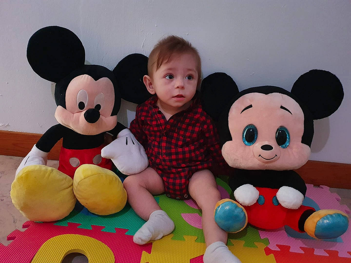 Kenzo participe au concours pour gagner de l'argent avec cette photo : baby, baby_playing_with_toys, baby_toys, child, fun, happy, head, person, play, plush, room, smile, stuffed_toy, teddy_bear, textile, toddler, toy