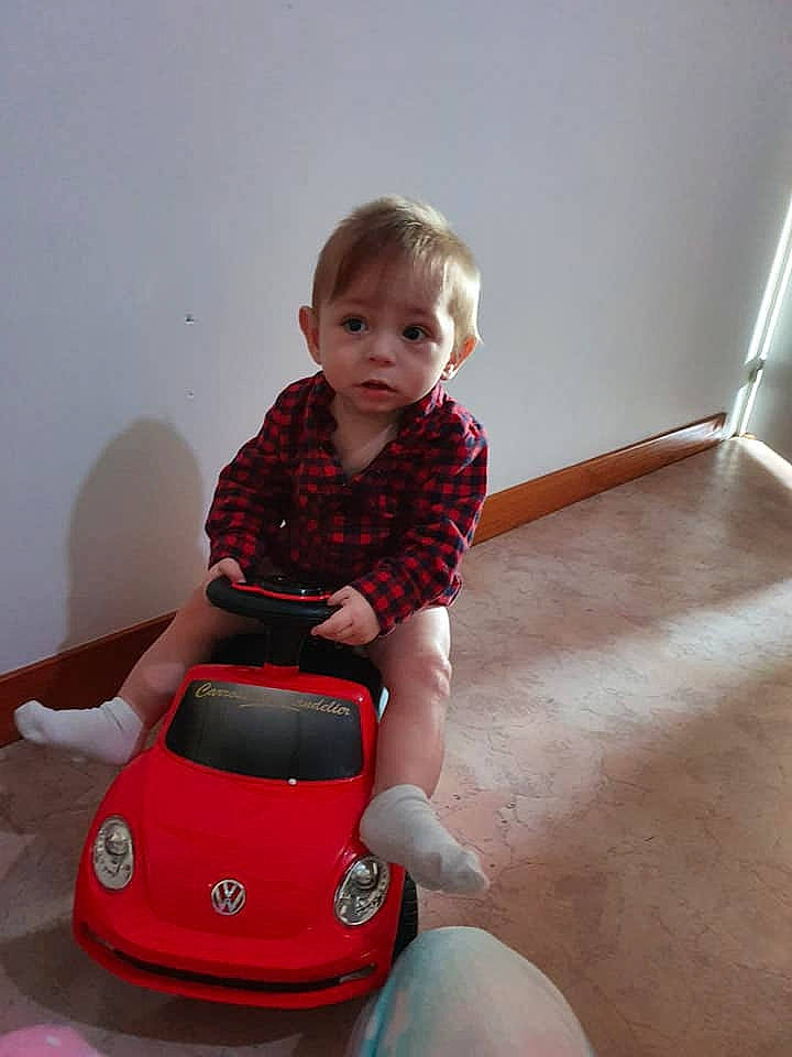 Kenzo a rejoint le concours — aidez-le/la à gagner de superbes lots ! baby, car, child, city_car, floor, person, product, red, sitting, subcompact_car, toddler, vehicle, vehicle_door, volkswagen_new_beetle