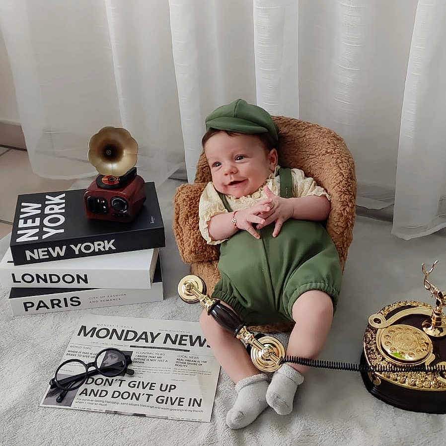 Kevin-Matei a rejoint le concours — aidez-le/la à gagner de superbes lots ! baby, books, cap, carpet, chair, child, curtain, cute, decor, floor, glasses, green_overalls, indoor, newspaper, portrait, retro, smiling, socks, telephone, vintage