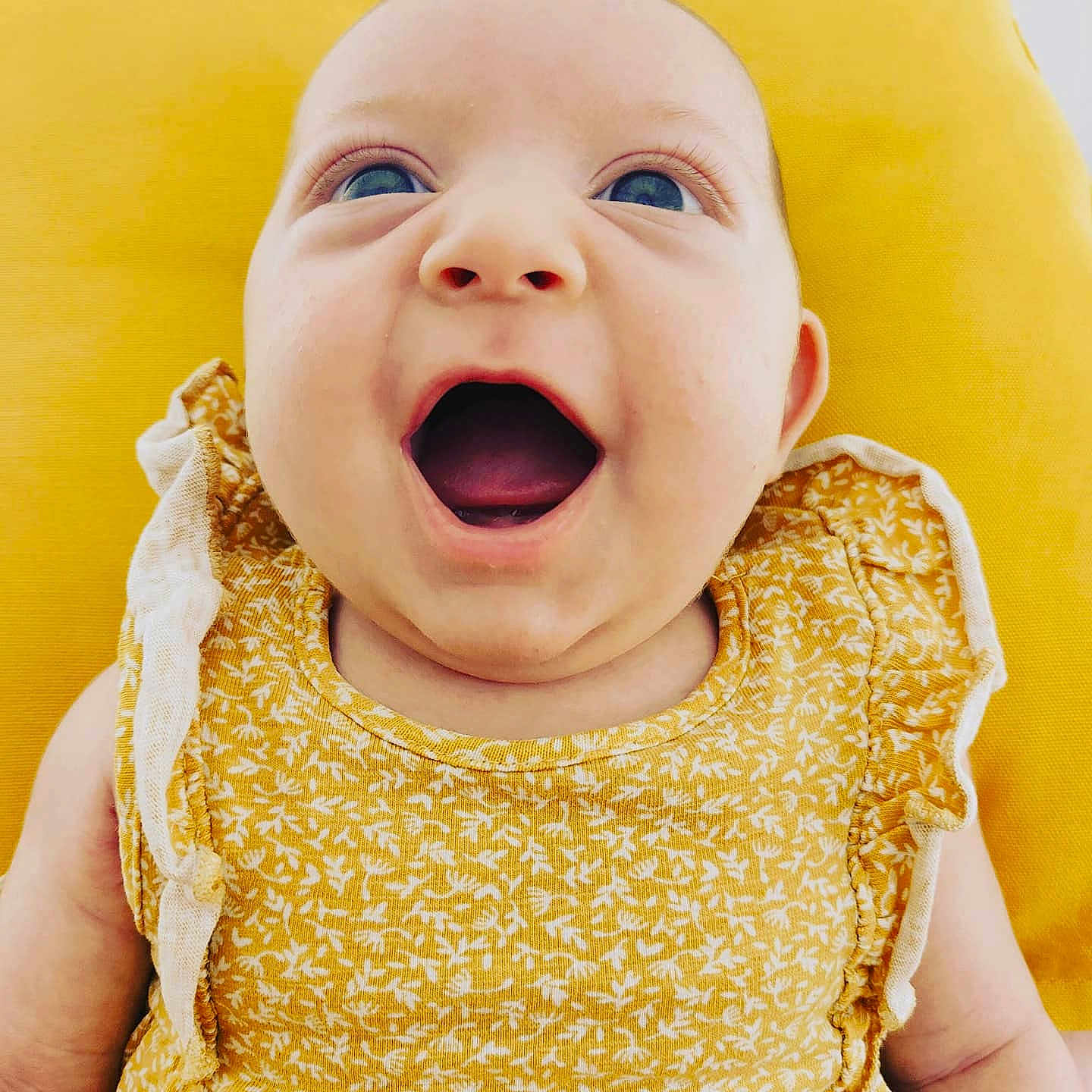 Lila a rejoint le concours — aidez-le/la à gagner de superbes lots ! baby, baby_laughing, baby_toddler_clothing, cheek, collar, comfort, eye, gesture, happy, head, iris, lip, mouth, nose, skin, sleeve, smile, toddler, tongue, white