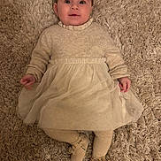 Giulia a rejoint le concours — aidez-le/la à gagner de superbes lots ! baby, child, infant, carpet, dress, beige, sweater, smile, cute, lying_down, footwear, room, texture, soft, young, portrait, indoor, person, toddler, cozy