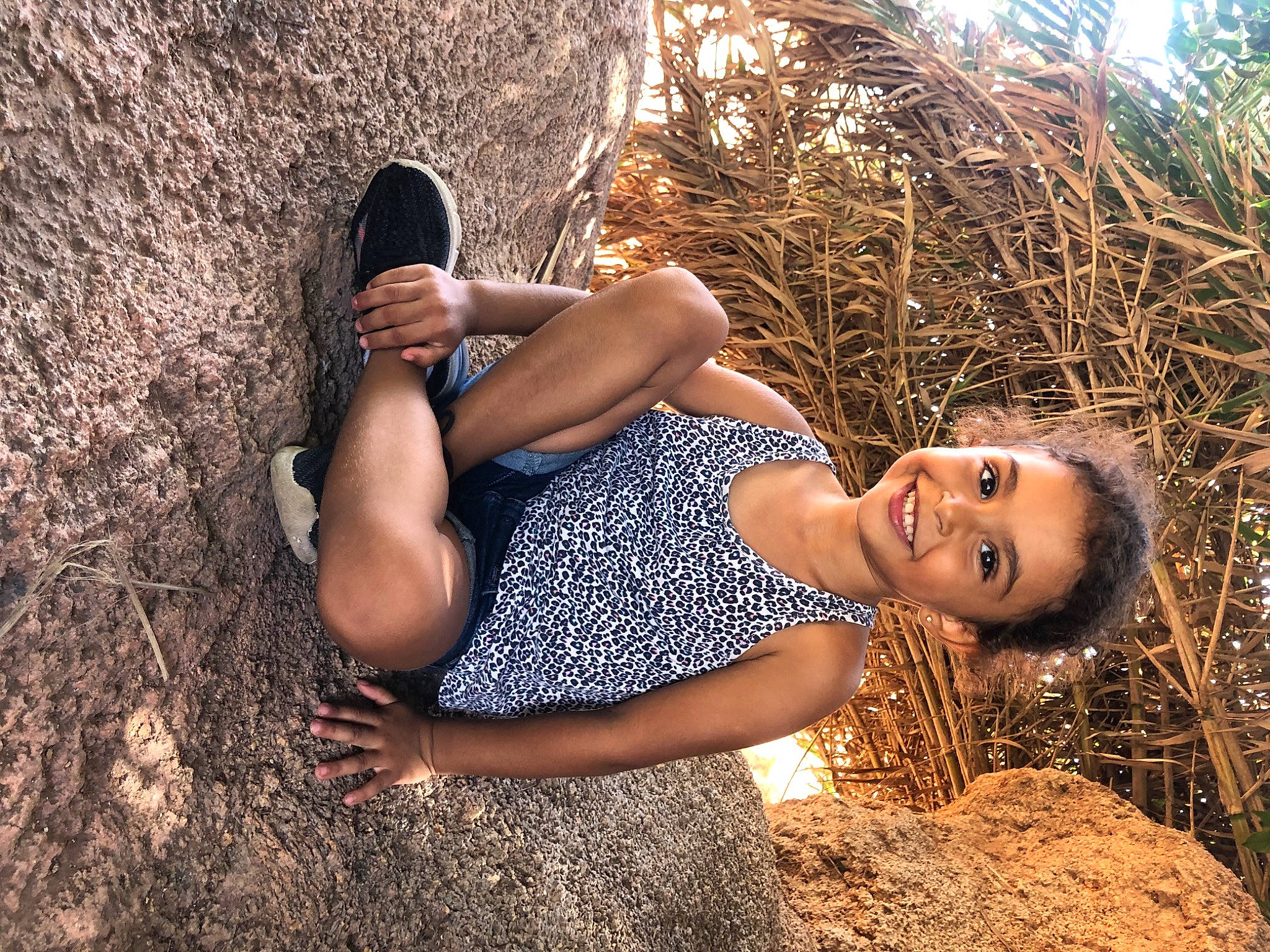 Sofia participe au concours pour gagner de l'argent avec cette photo : adaptation, blond, electric_blue, fashion, flash_photography, fun, grass, hairstyle, happy, human, human_leg, joy, landscape, leg, long_hair, nature, people_in_nature, person, sunlight, thigh