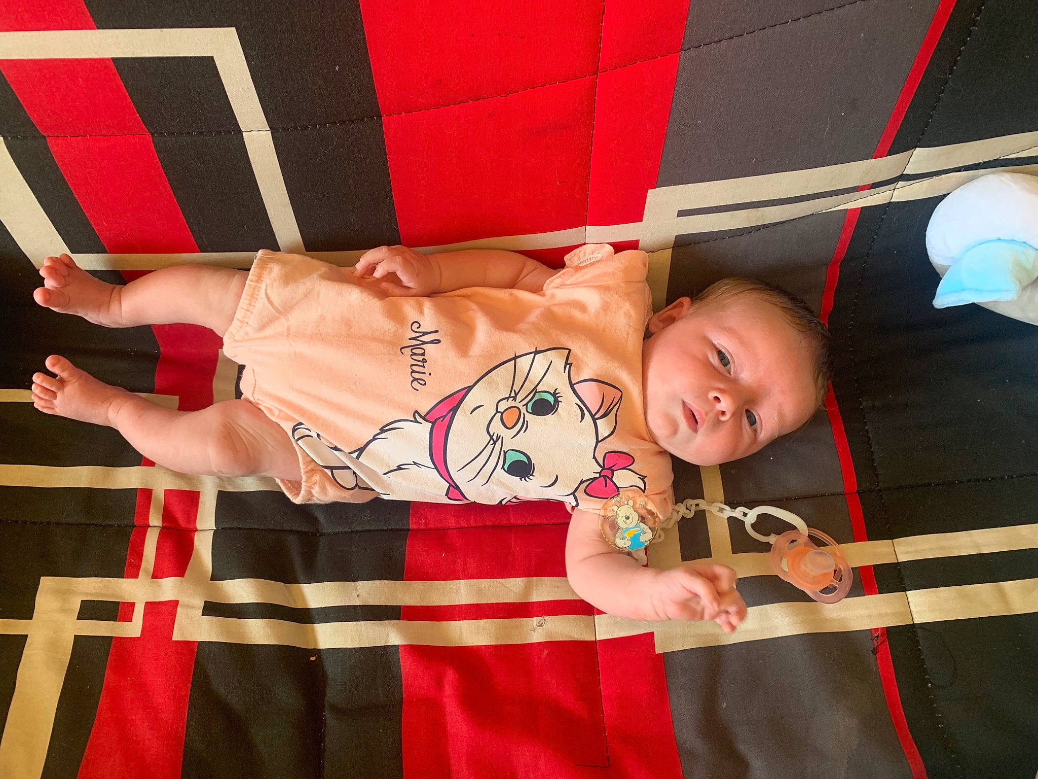 Louana a rejoint le concours — aidez-le/la à gagner de superbes lots ! abdomen, chest, elbow, event, eye, finger, fun, hand, human_body, human_leg, knee, muscle, orange, person, product, red, smile, stomach, textile, thigh