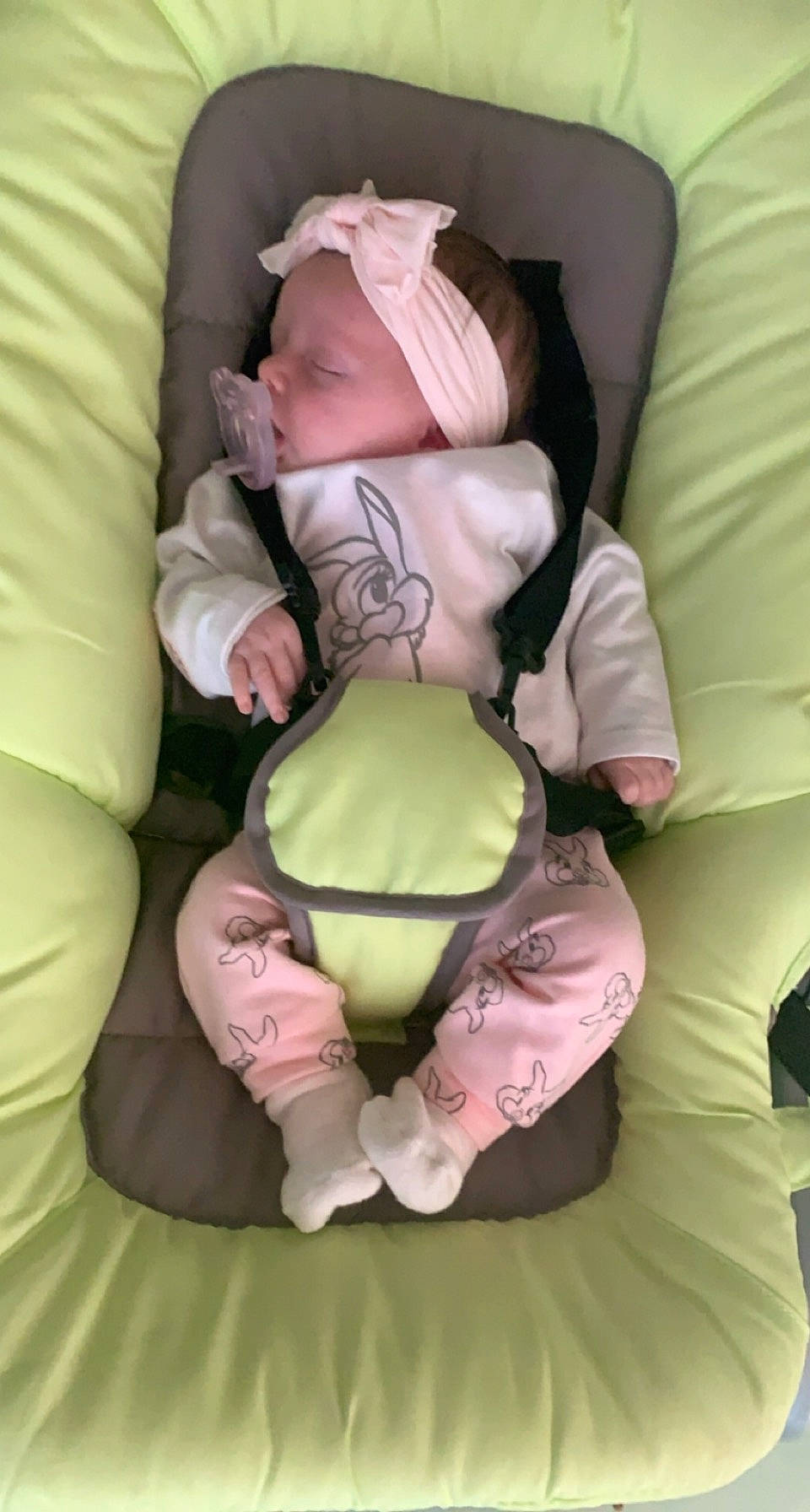 Louana a rejoint le concours — aidez-le/la à gagner de superbes lots ! baby, baby_products, baby_sleeping, baby_toddler_clothing, bedtime, cheek, child, comfort, head, headwear, human_body, human_leg, knee, linens, person, pink, sleeve, sock, textile, thigh