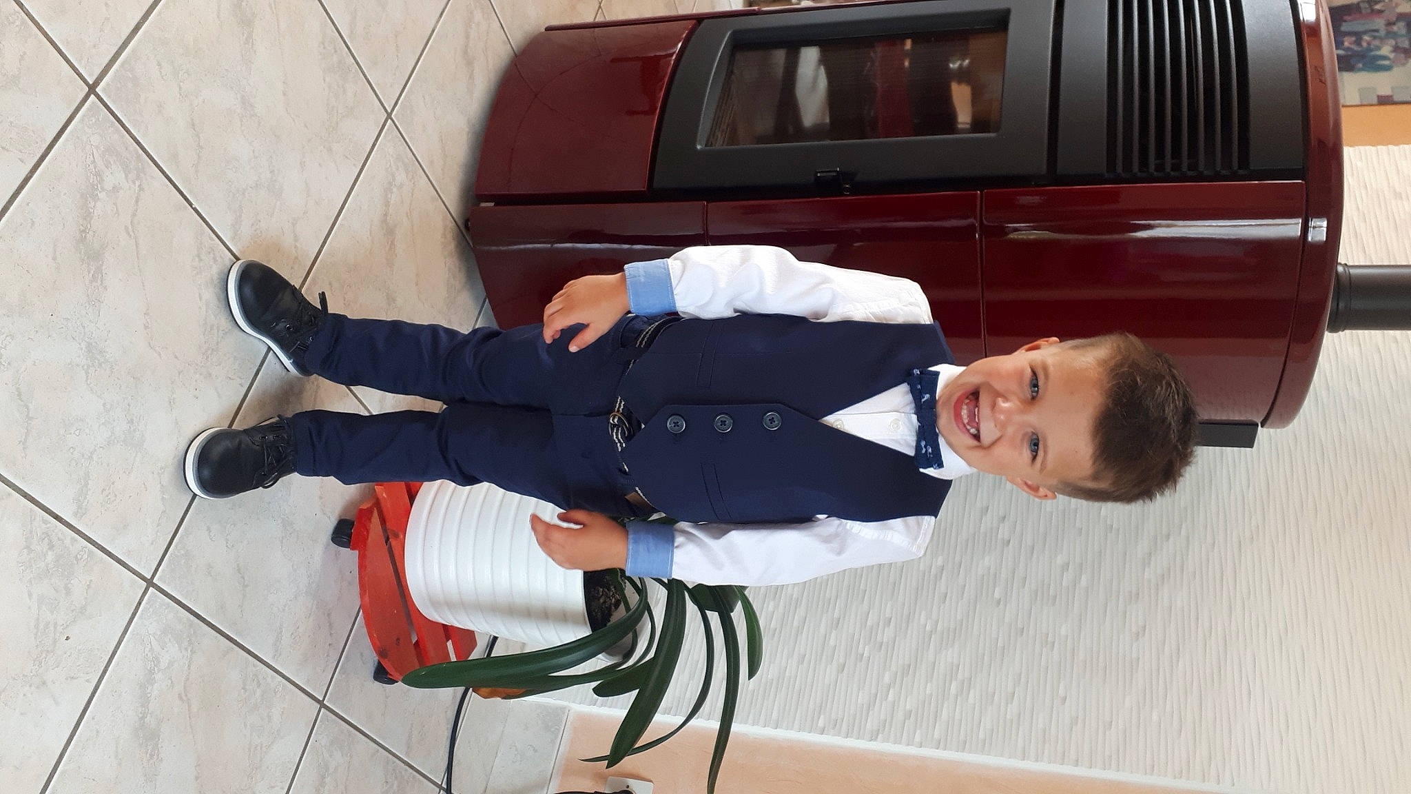 Enzo participe au concours pour gagner de l'argent avec cette photo : automotive_exterior, boot, child, electrical_wiring, family_car, flooring, fun, joint, joy, knee, line, luxury_vehicle, motor_vehicle, outdoor_shoe, person, shoe, smile, sneakers, tire, truck