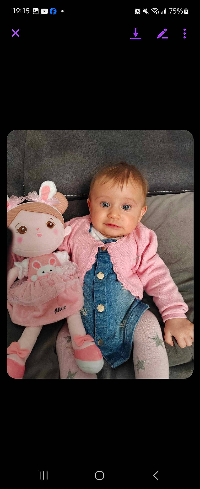 Alice a rejoint le concours — aidez-le/la à gagner de superbes lots ! arm, baby, baby_products, baby_toddler_clothing, beauty, cheek, child, clothing, comfort, doll, flash_photography, gesture, happy, person, pink, sitting, skin, sleeve, textile, toddler