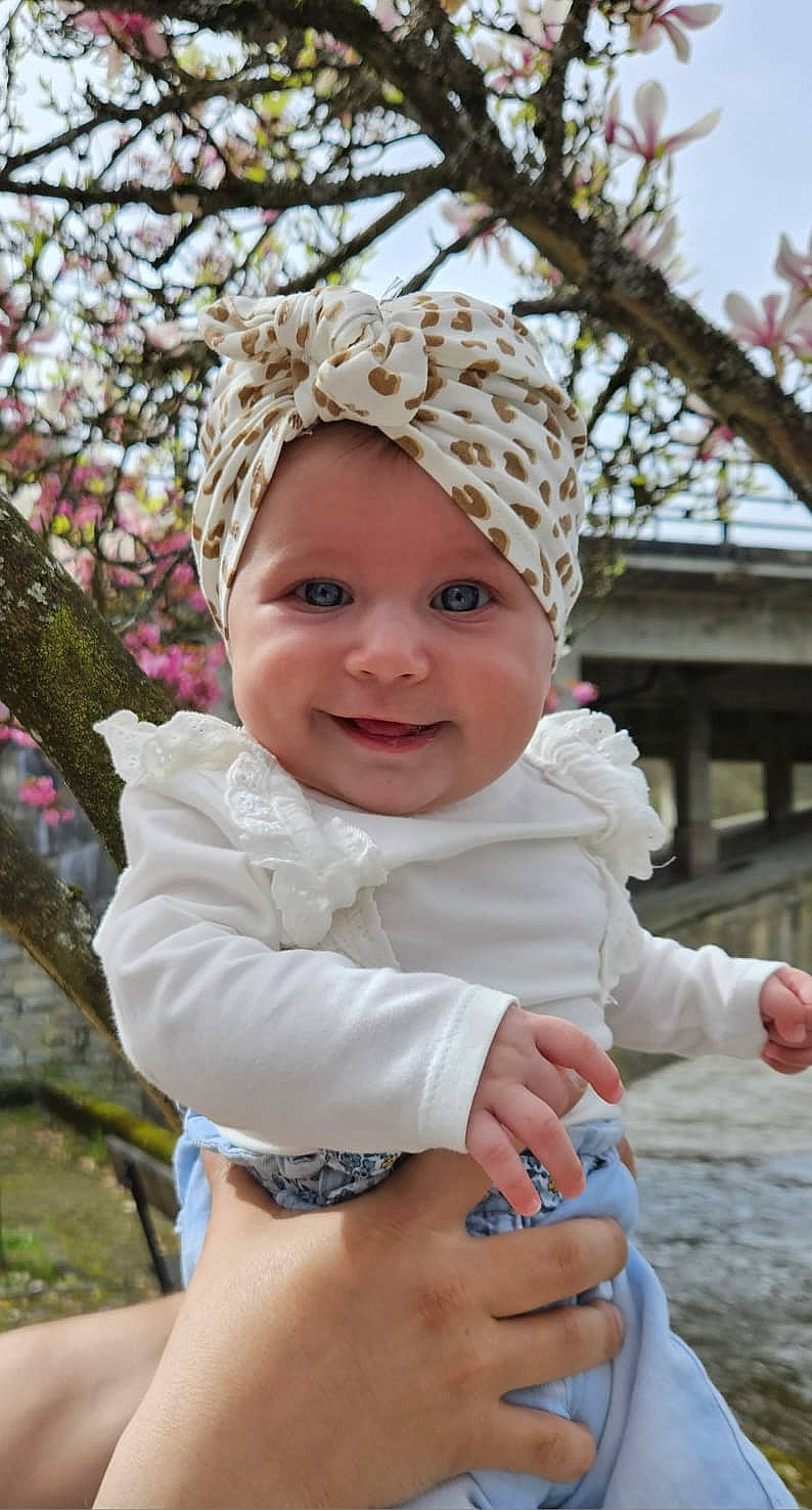 Alice a rejoint le concours — aidez-le/la à gagner de superbes lots ! baby, baby_toddler_clothing, beauty, cap, eye, face, fun, gesture, grass, happy, headwear, joy, leaf, leisure, people_in_nature, person, pink, skin, sky, smile