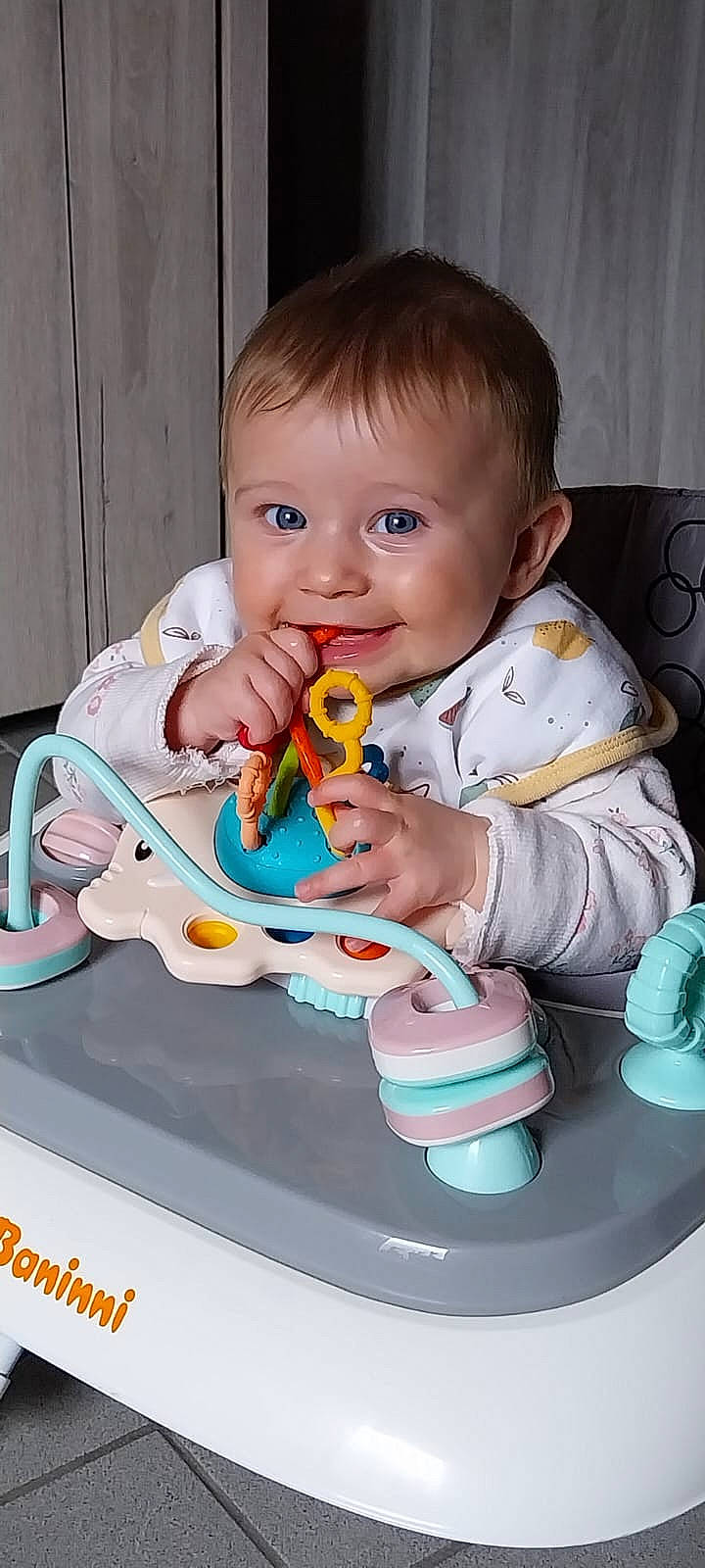 Alice a rejoint le concours — aidez-le/la à gagner de superbes lots ! baby, baby_playing_with_toys, baby_products, baby_toddler_clothing, baby_toys, biting, cheek, child, drinkware, finger, fun, joy, person, plastic, play, product, room, sitting, smile, sweetness