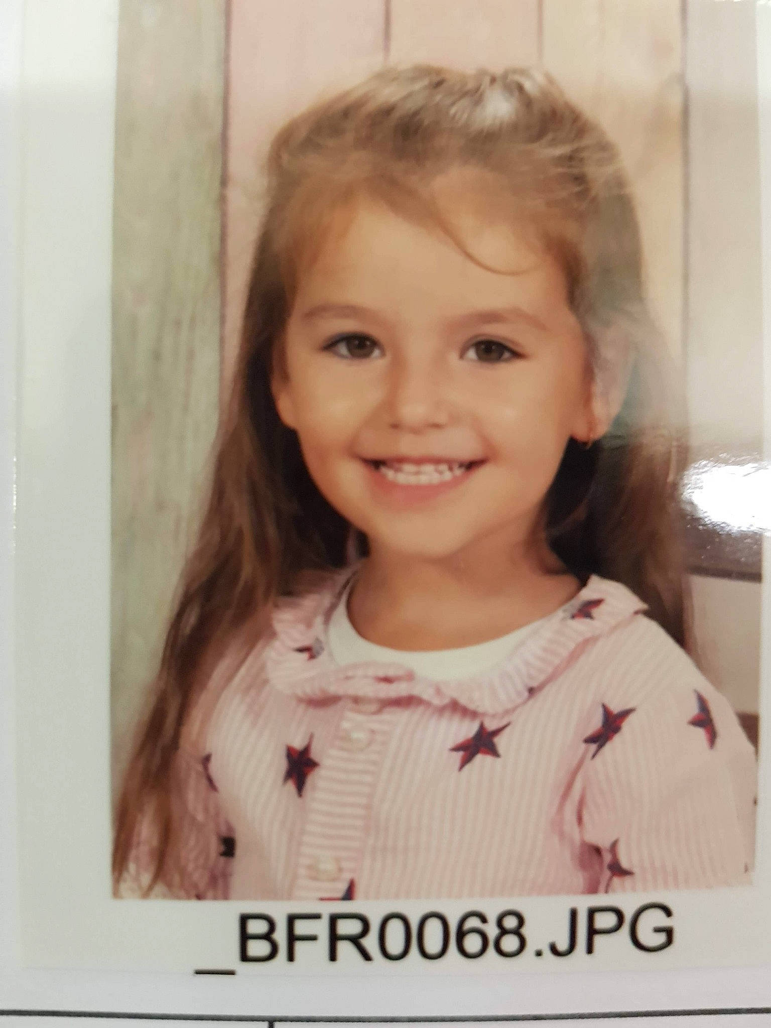 Celestine participe au concours pour gagner de l'argent avec cette photo : brown_hair, cheek, child, child_model, face, forehead, girl, hair, hairstyle, happiness, head, human_hair_color, iris, joy, long_hair, person, smile, toddler, tooth