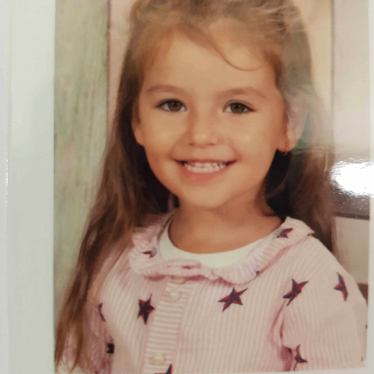 Celestine participe au concours pour gagner de l'argent avec cette photo : brown_hair, cheek, child, child_model, face, forehead, girl, hair, hairstyle, happiness, head, human_hair_color, iris, joy, long_hair, person, smile, toddler, tooth