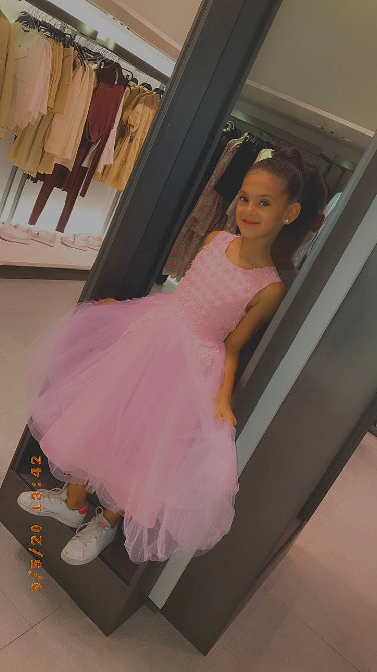 Ahlem participe au concours pour gagner de l'argent avec cette photo : a_line, beauty, bridal_accessory, bridal_clothing, bridal_party_dress, bride, child, clothing, cocktail_dress, costume, dress, fashion, fashion_design, formal_wear, gown, haute_couture, joy, long_hair, person, pink