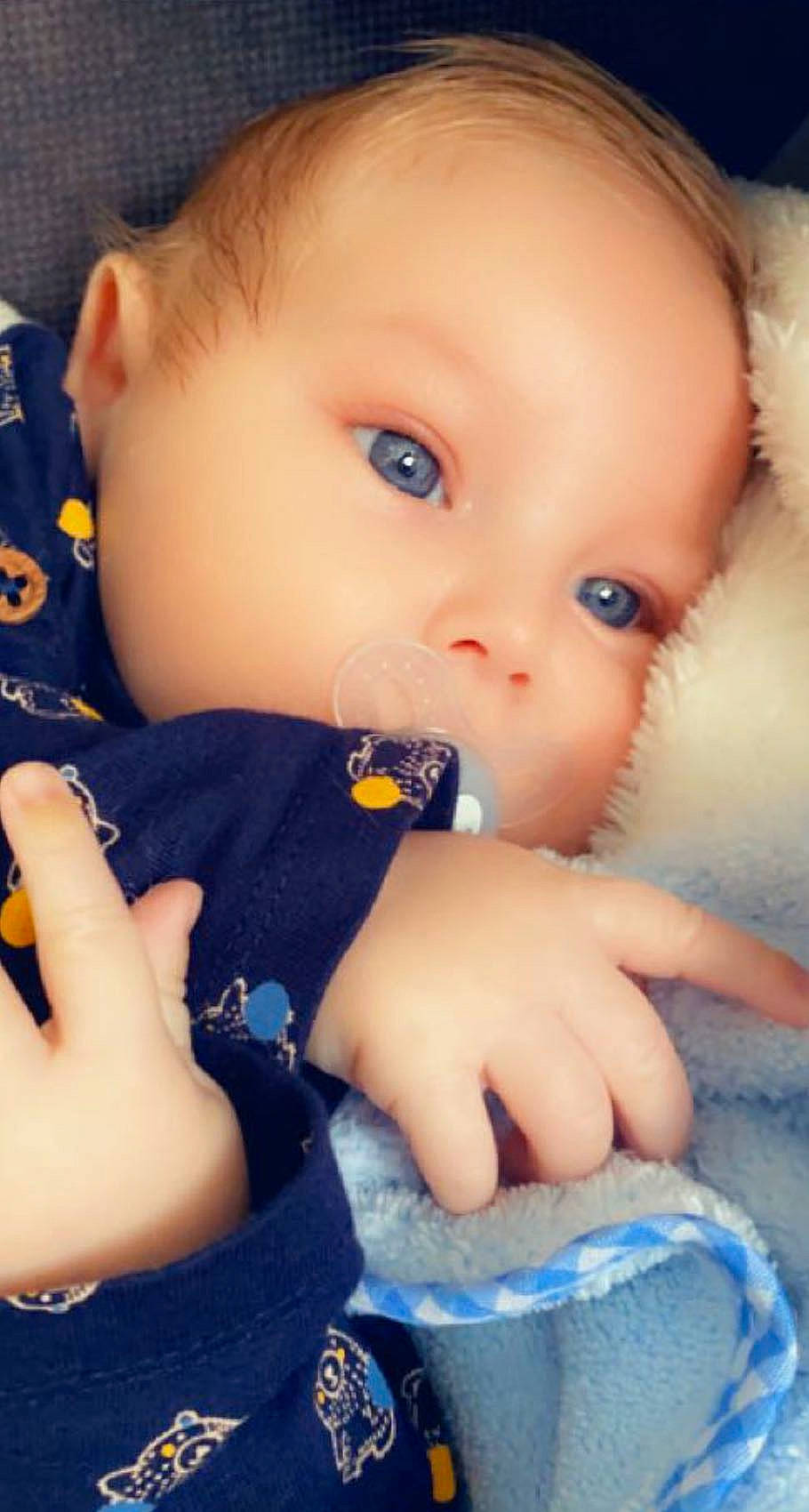 Melvin a rejoint le concours — aidez-le/la à gagner de superbes lots ! azure, baby_toddler_clothing, blue, cheek, chin, dress, ear, eye, eyebrow, eyelash, finger, gesture, hand, iris, lip, mouth, neck, nose, person, skin