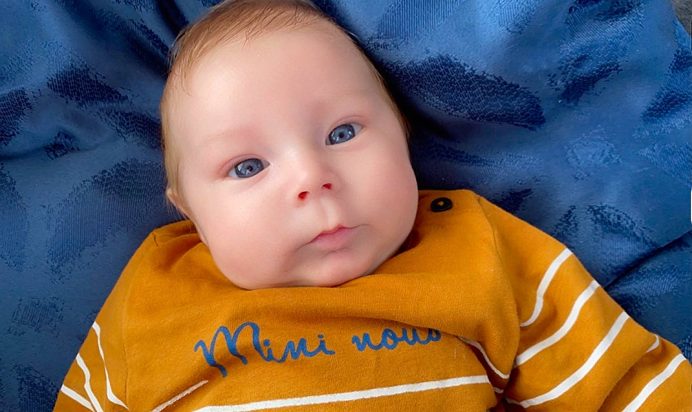 Melvin a rejoint le concours — aidez-le/la à gagner de superbes lots ! azure, baby, baby_toddler_clothing, cheek, child, chin, close_up, comfort, electric_blue, eyebrow, eyelash, face, facial_expression, fun, happy, iris, nose, person, skin, sleeve