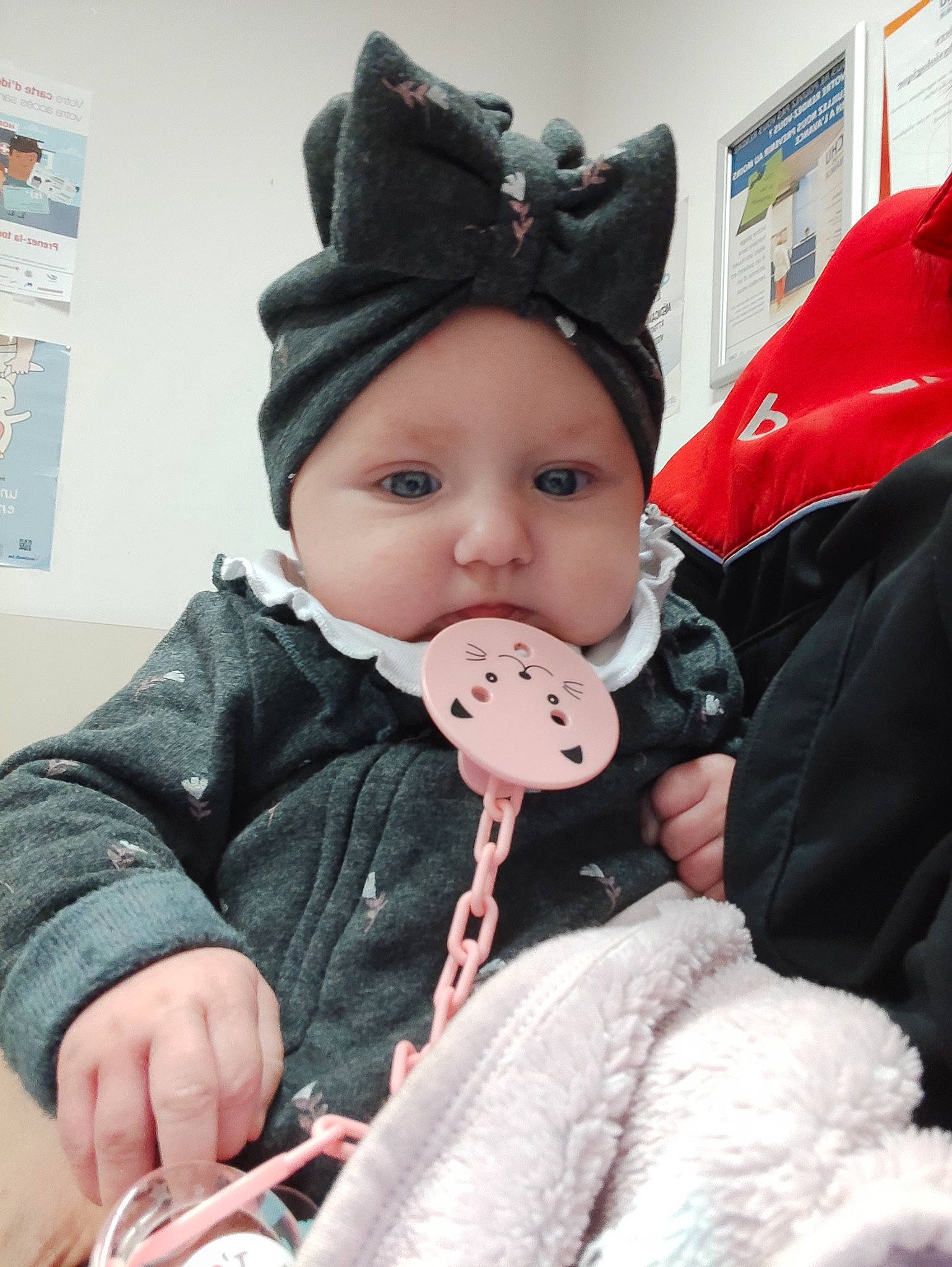 Naléa a rejoint le concours — aidez-le/la à gagner de superbes lots ! baby, baby_toddler_clothing, cap, cheek, cool, costume_hat, fashion_accessory, happy, headgear, headwear, helmet, jacket, knit_cap, lip, outerwear, person, personal_protective_equipment, sleeve, toddler, winter