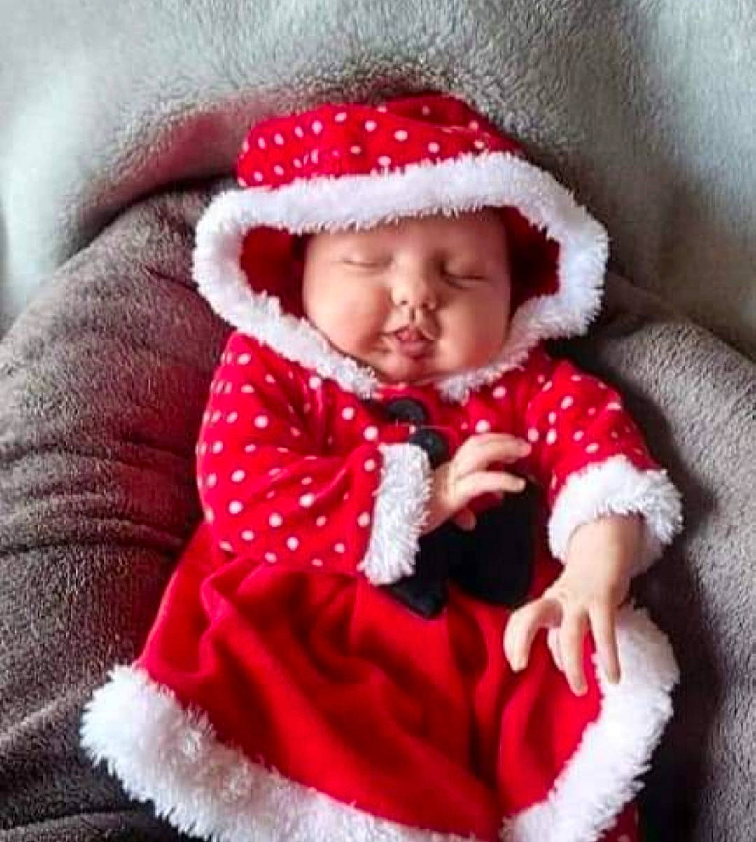 Naléa participe au concours pour gagner de l'argent avec cette photo : baby, baby_toddler_clothing, cap, cheek, dress, fur_clothing, headwear, human_body, lip, outerwear, person, pink, plant, product, red, skin, sleeve, smile, textile, toddler