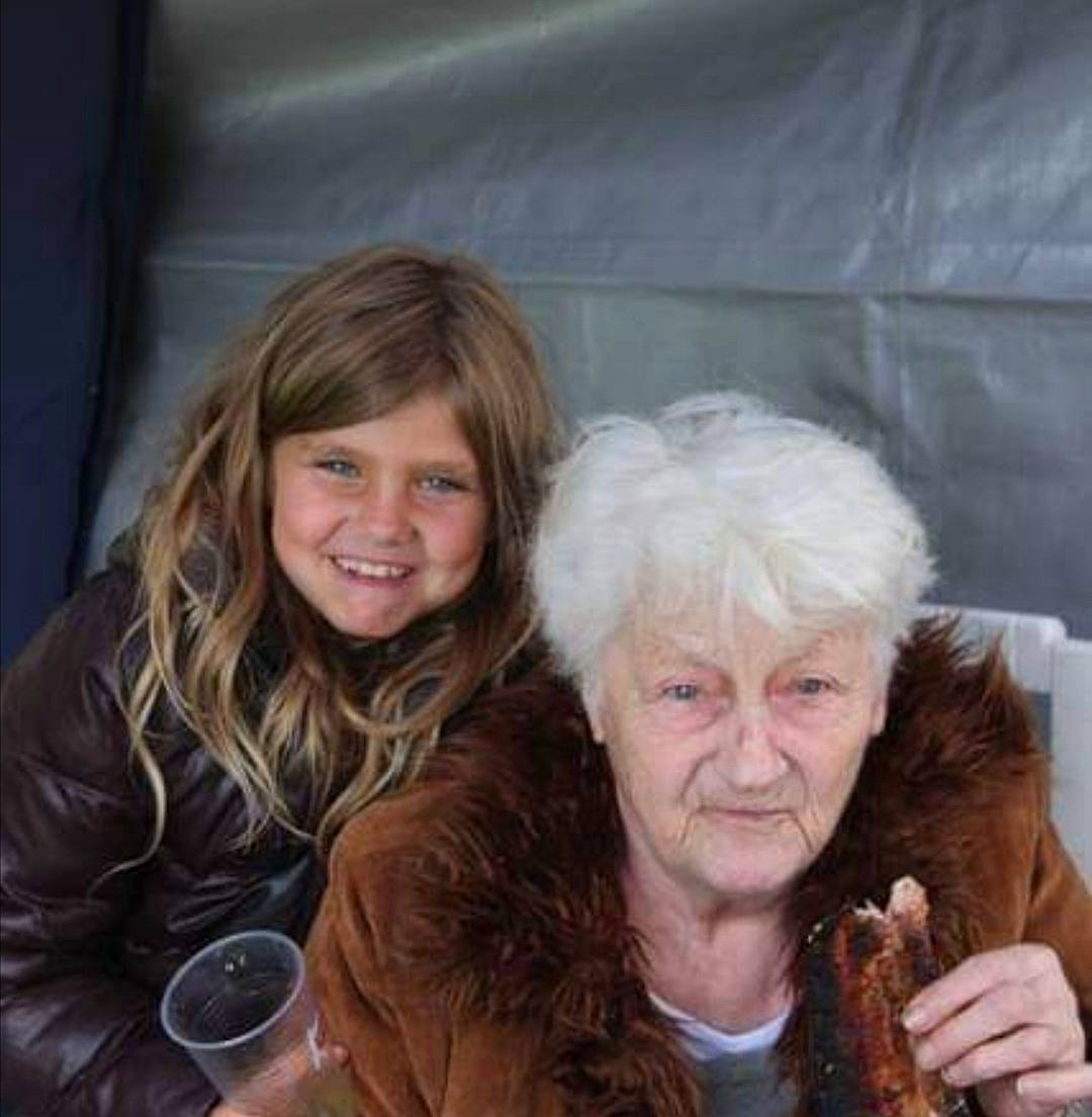 Thalya a rejoint le concours — aidez-le/la à gagner de superbes lots ! blond, brown_hair, comfort, drinkware, event, fun, fur, fur_clothing, hair, happy, head, human_body, iris, jacket, joy, layered_hair, nose, organ, person, skin