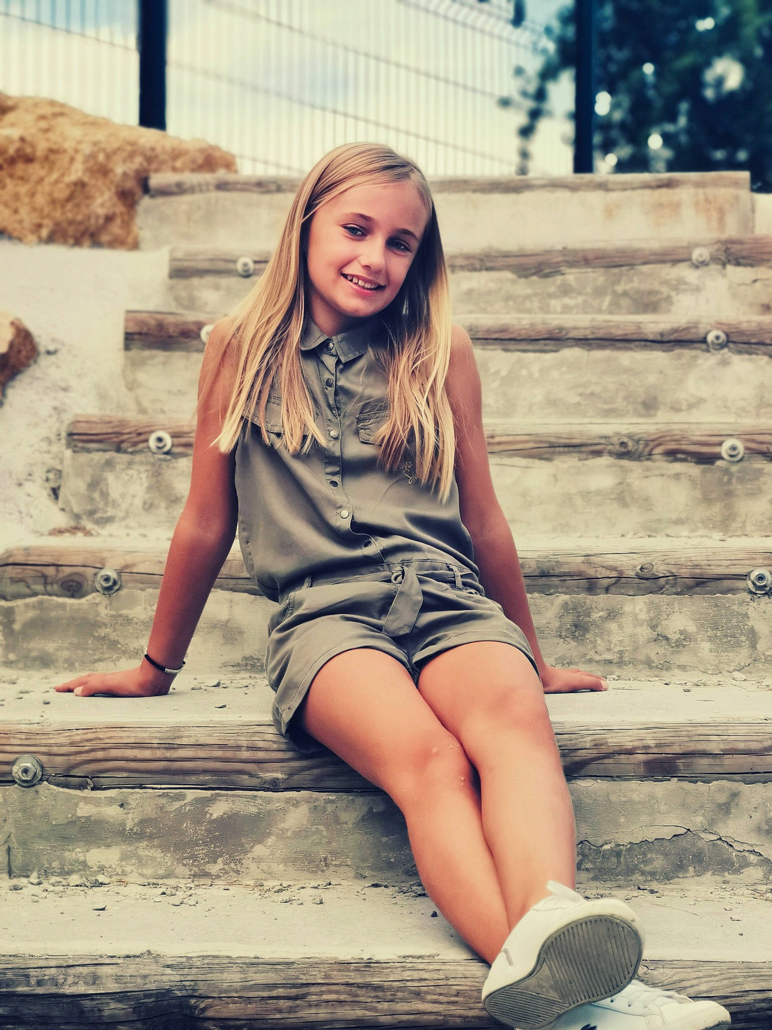 Noemie a rejoint le concours — aidez-le/la à gagner de superbes lots ! beauty, blond, brown_hair, calf, denim, flash_photography, foot, hairstyle, human_body, human_leg, joy, knee, lip, long_hair, mouth, person, photo_shoot, sitting, street_fashion, style