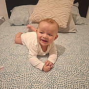 Nahel a rejoint le concours — aidez-le/la à gagner de superbes lots ! baby, child, smiling, bed, pillow, blanket, indoors, person, happy, infant, cute, clothing, lying_down, face, head, skin, toddler, home, cozy, portrait