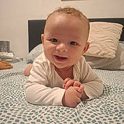 Nahel a rejoint le concours — aidez-le/la à gagner de superbes lots ! baby, bed, blanket, child, clothing, cozy, cute, face, furniture, hands, happy, head, indoors, infant, pattern, person, pillow, portrait, room, smile