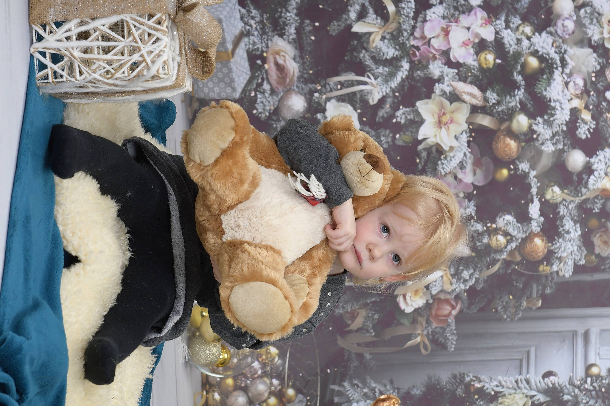 Lucy a rejoint le concours — aidez-le/la à gagner de superbes lots ! christmas, christmas_decoration, christmas_eve, christmas_ornament, doll, event, fawn, fur, happy, holiday, interior_design, ornament, person, plant, room, smile, teddy_bear, toy, tree, winter