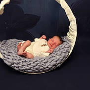Naïm a rejoint le concours — aidez-le/la à gagner de superbes lots ! baby, newborn, sleeping, basket, knit, cozy, infant, cute, soft, portrait, child, peaceful, rest, warm, fabric, dark_background, tiny, hands, feet, comfort
