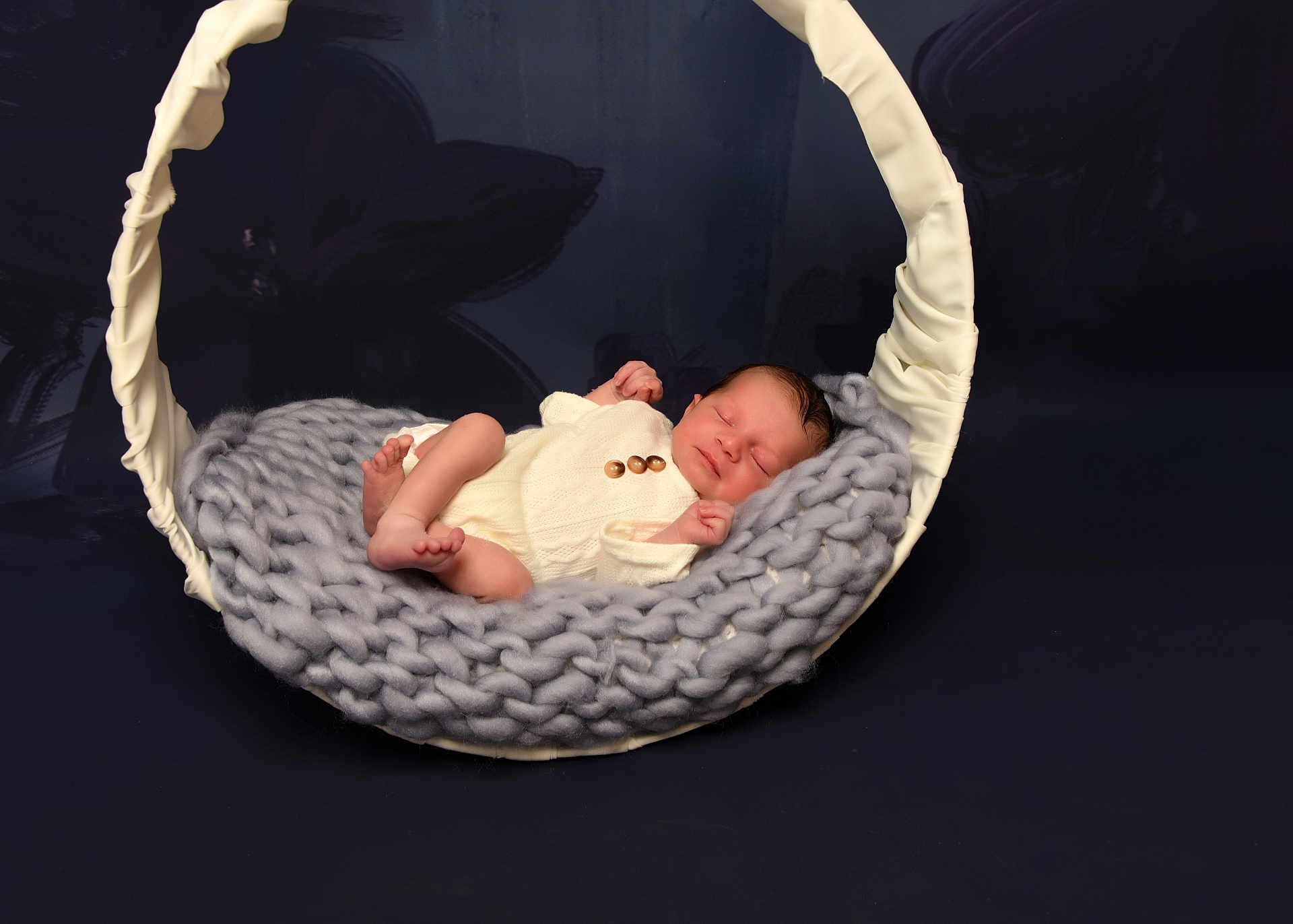 Naïm a rejoint le concours — aidez-le/la à gagner de superbes lots ! baby, newborn, sleeping, basket, knit, cozy, infant, cute, soft, portrait, child, peaceful, rest, warm, fabric, dark_background, tiny, hands, feet, comfort