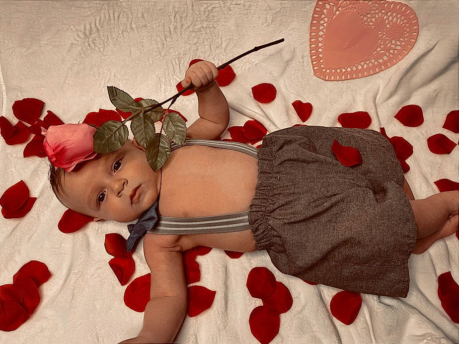 Kamdon is registered to the contest to win money with this photo: baby, baby_sleeping, baby_toddler_clothing, beauty, carmine, child, comfort, fashion_accessory, finger, hat, headgear, pattern, person, petal, pink, product, red, room, textile, thigh