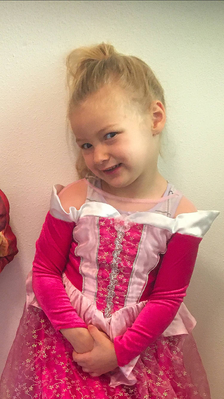 Emma participe au concours pour gagner de l'argent avec cette photo : baby_toddler_clothing, cheek, day_dress, dress, face, facial_expression, finger, hairstyle, head, iris, joint, joy, neck, one_piece_garment, outerwear, person, pink, shoulder, skin, sleeve