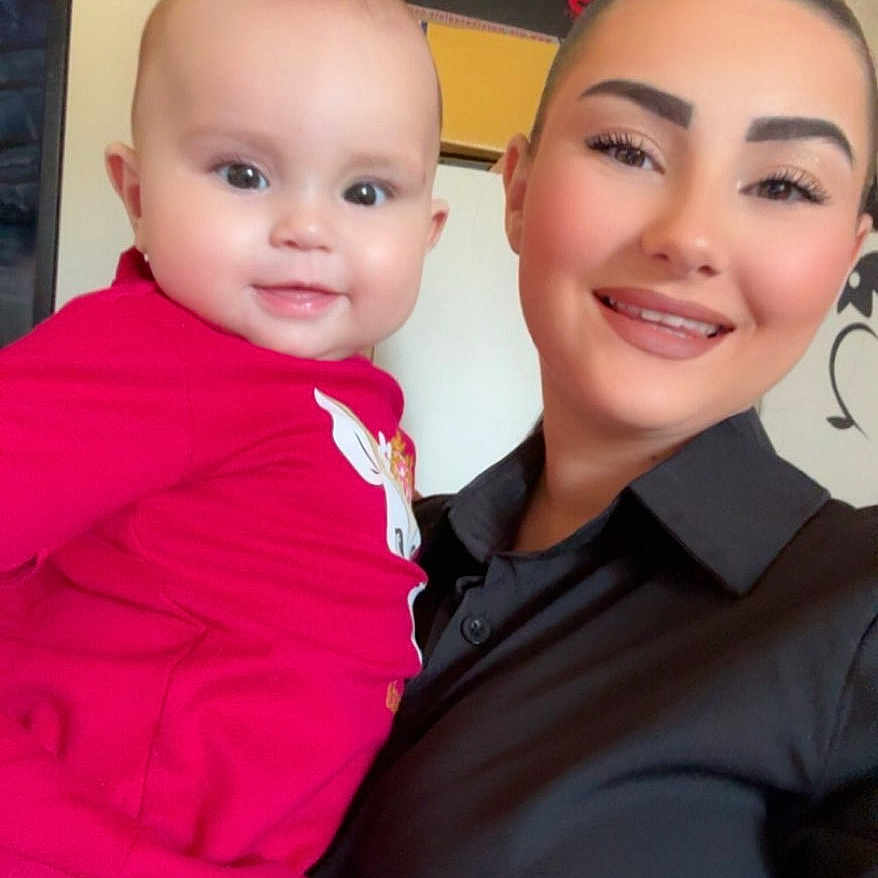 Kataleya a rejoint le concours — aidez-le/la à gagner de superbes lots ! adult, baby, black_shirt, boxes, cute, eyebrows, eyes, face, hand, holding, indoor, infant, makeup, person, portrait, red_shirt, selfie, smiling, stacked_boxes, woman